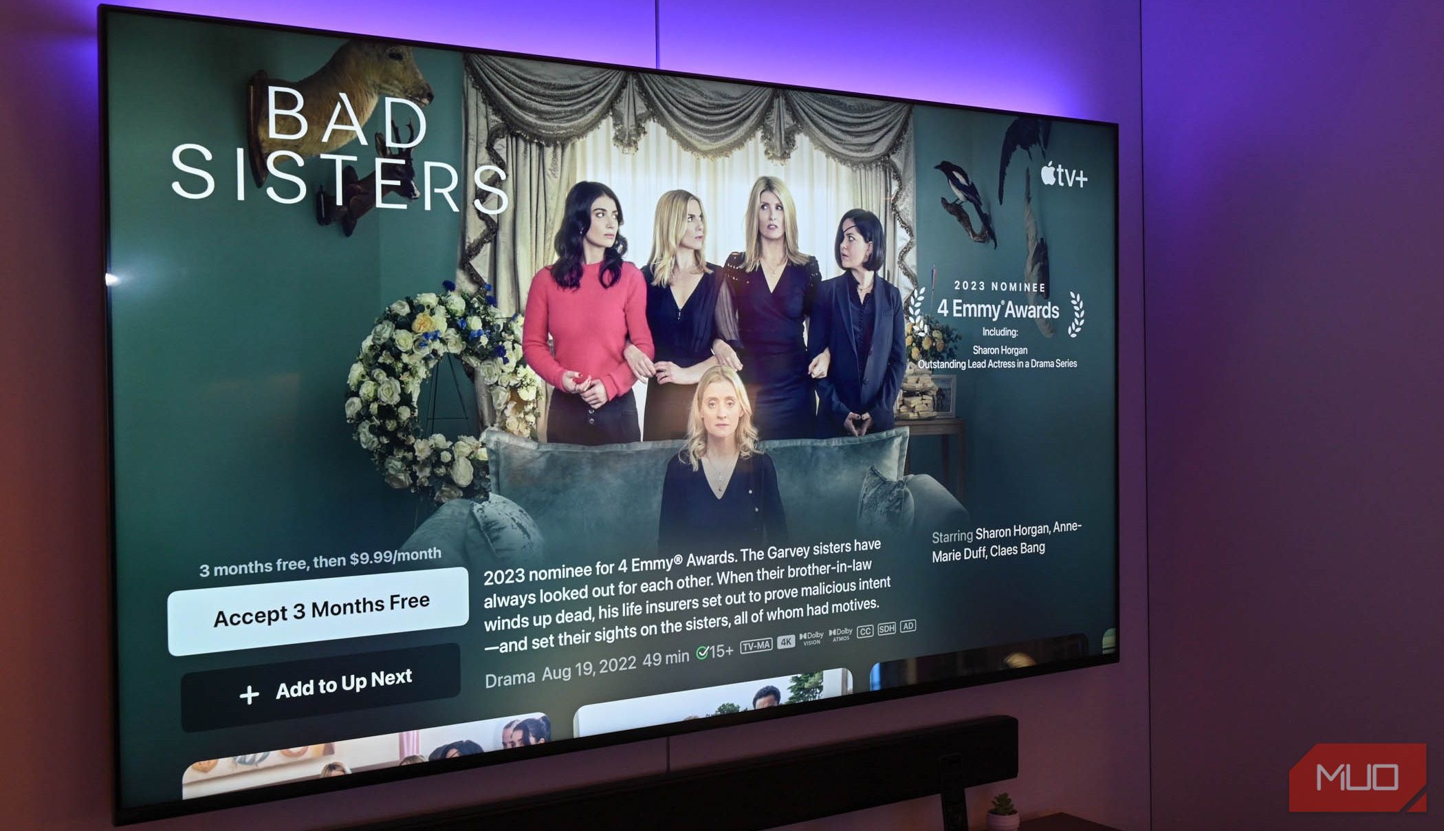 چراغ های رنگی پشت یک تلویزیون هوشمند با Apple TV Open Open