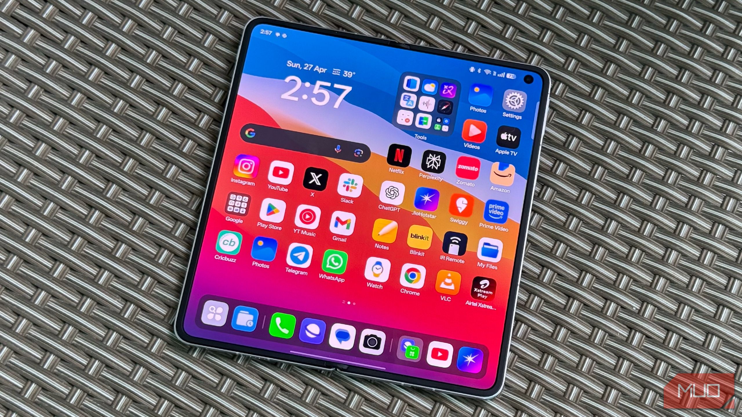 Oppo نمایشگر تاشو داخلی N5 را با صفحه اصلی و برنامه ها پیدا کنید