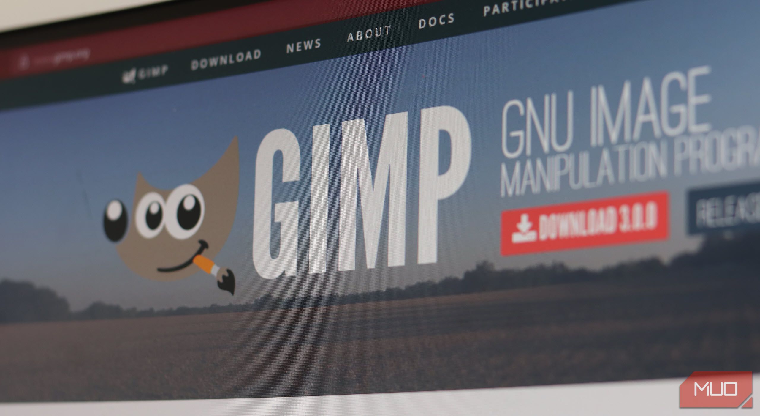 وب سایت GIMP در مانیتور.