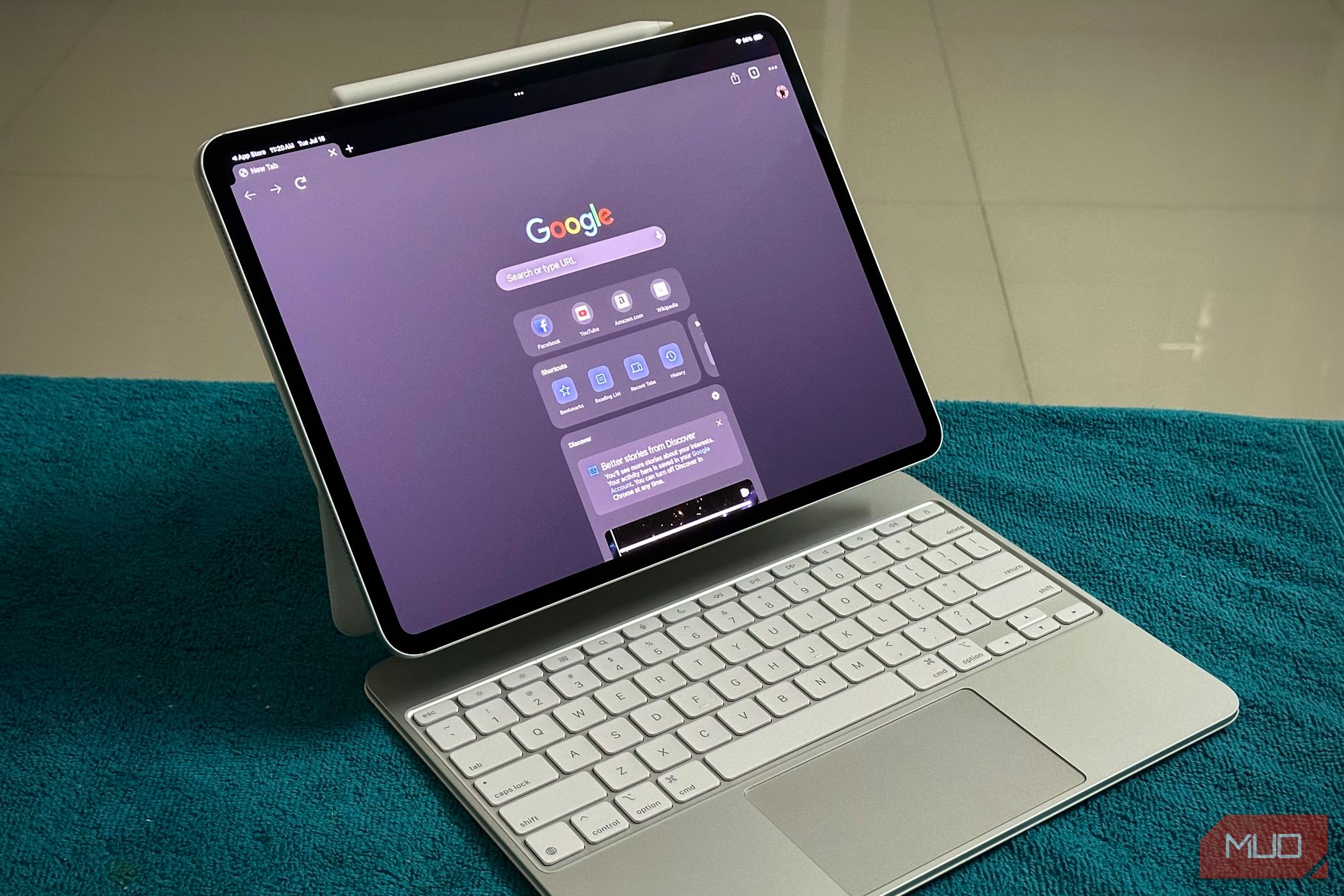 Google Chrome در حال اجرا بر روی iPad Pro متصل به صفحه کلید جادویی