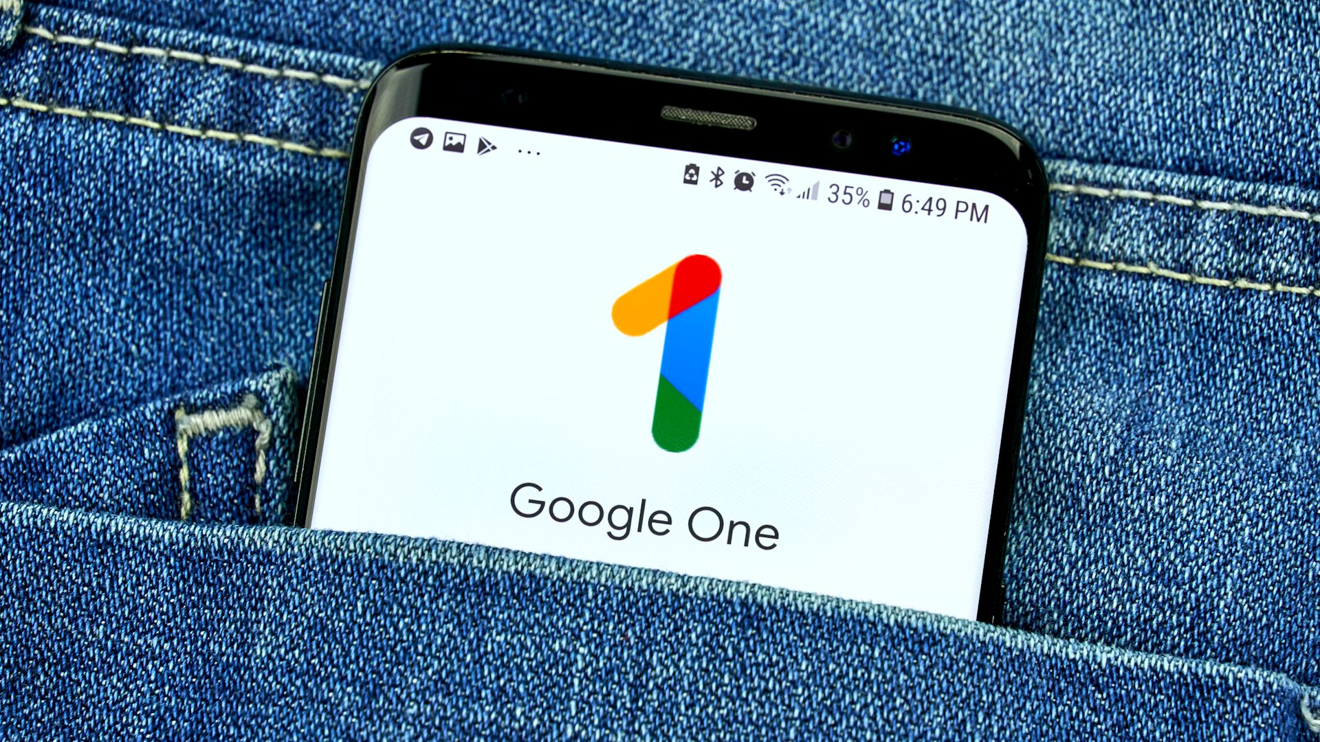 Google One در صفحه تلفن هوشمند در جیب Demin.