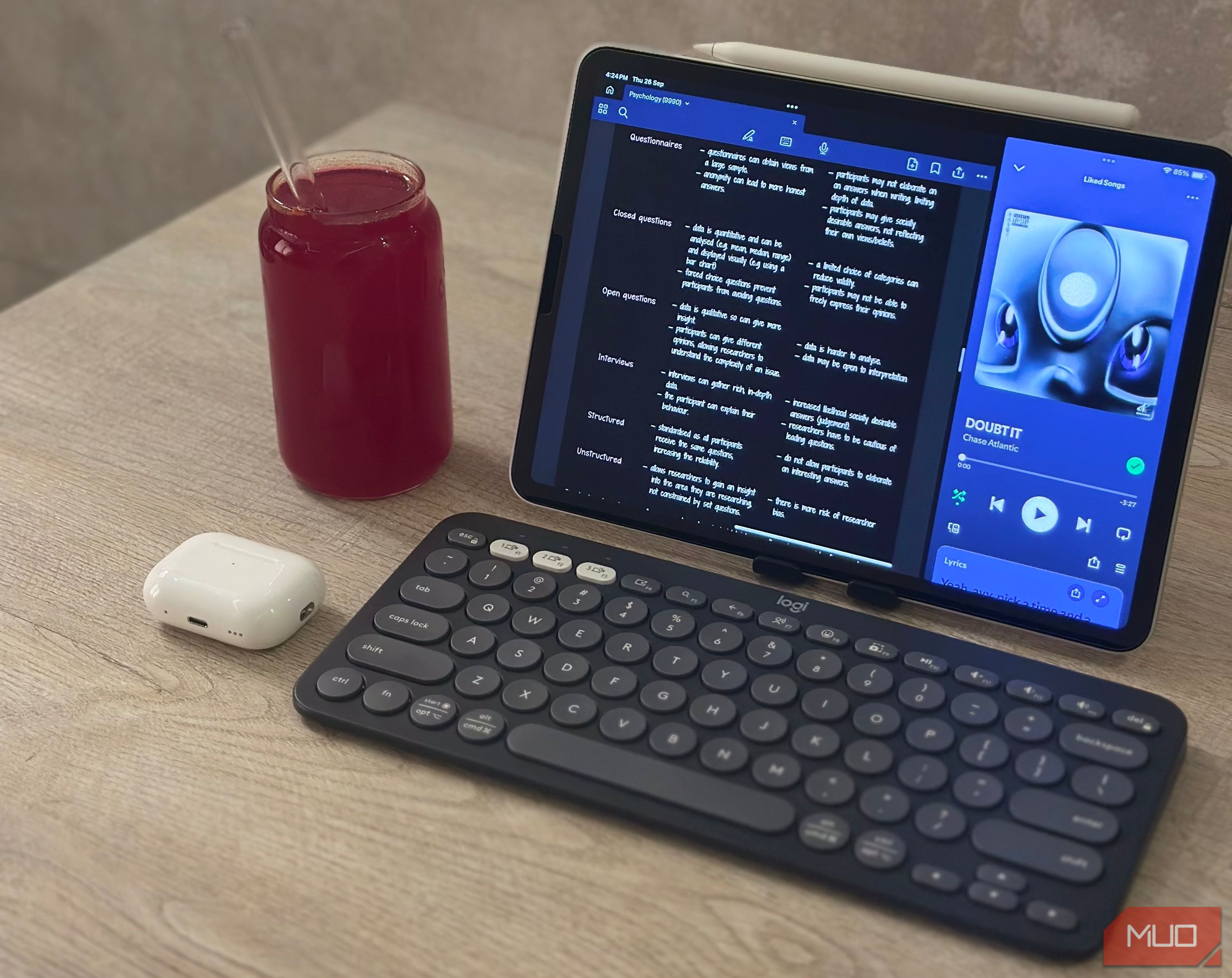 iPad ، Pebble Logitech ، Airpods و آب روی میز