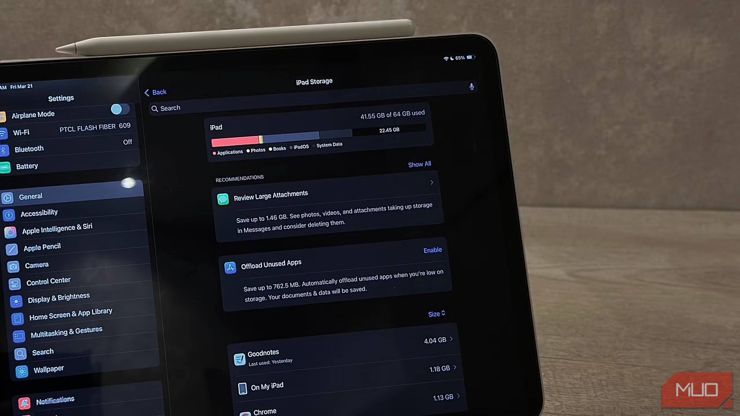 صفحه تنظیمات ذخیره سازی iPad با مداد Apple روی iPad نمایش داده می شود