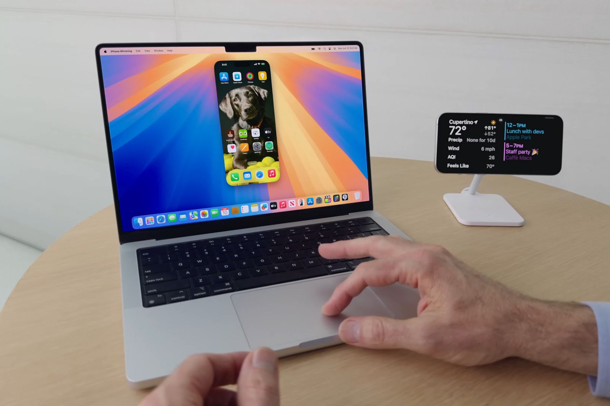 تظاهرات آینه کاری آیفون در MacBook در حال اجرا MacOS Sequoia