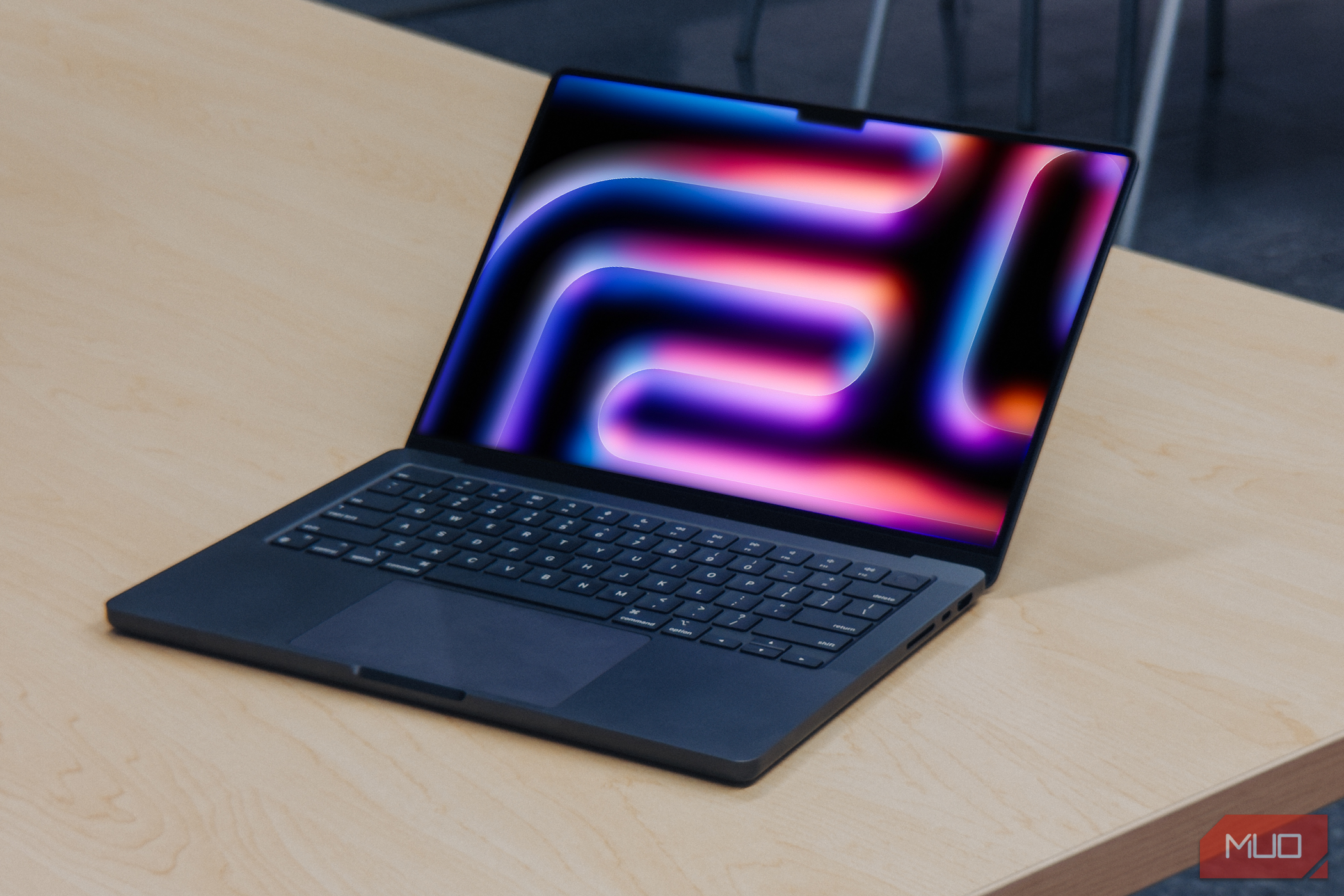صفحه نمایش M4 MacBook Pro روی میز چوبی کج شده است