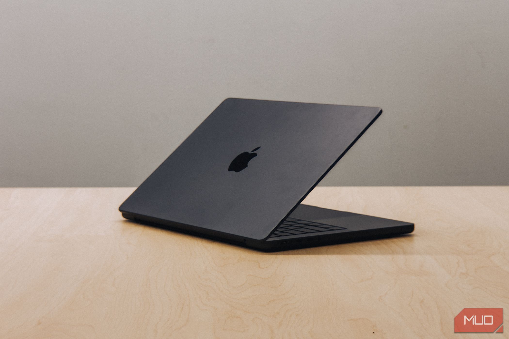 M4 MacBook Pro با صفحه نمایش در جدول چوبی کج شده است