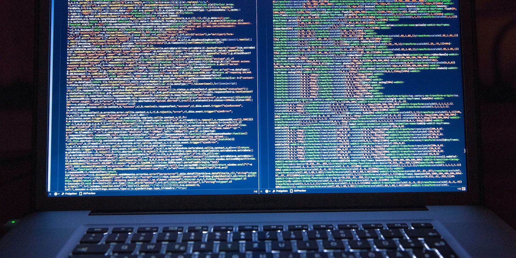 MacBook با سری کدهای روی صفحه