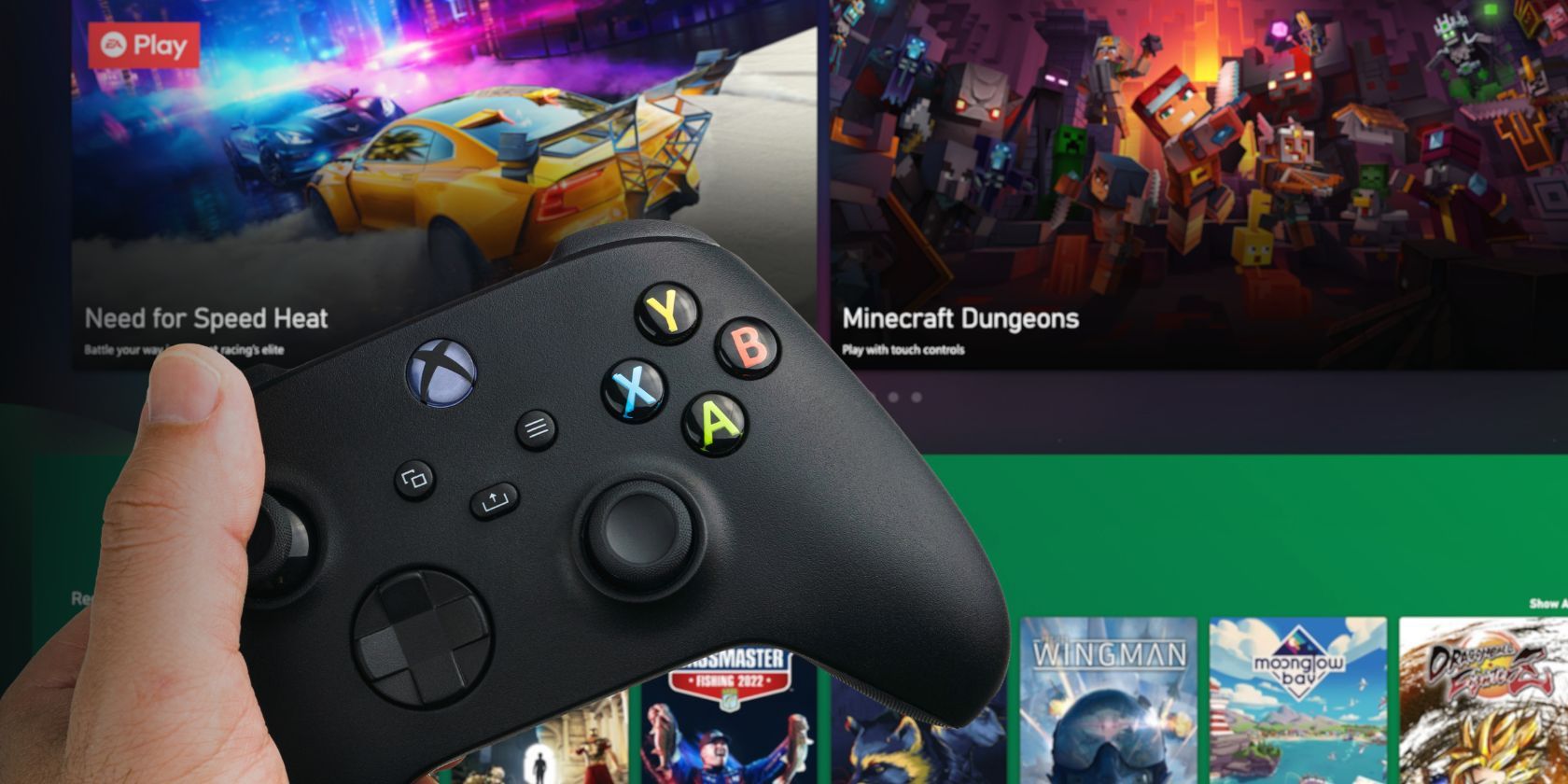 مرد در حال نگه داشتن یک کنترلر سیاه کربن سری Xbox S سری با بازی Cloud Gaming Pass در پس زمینه