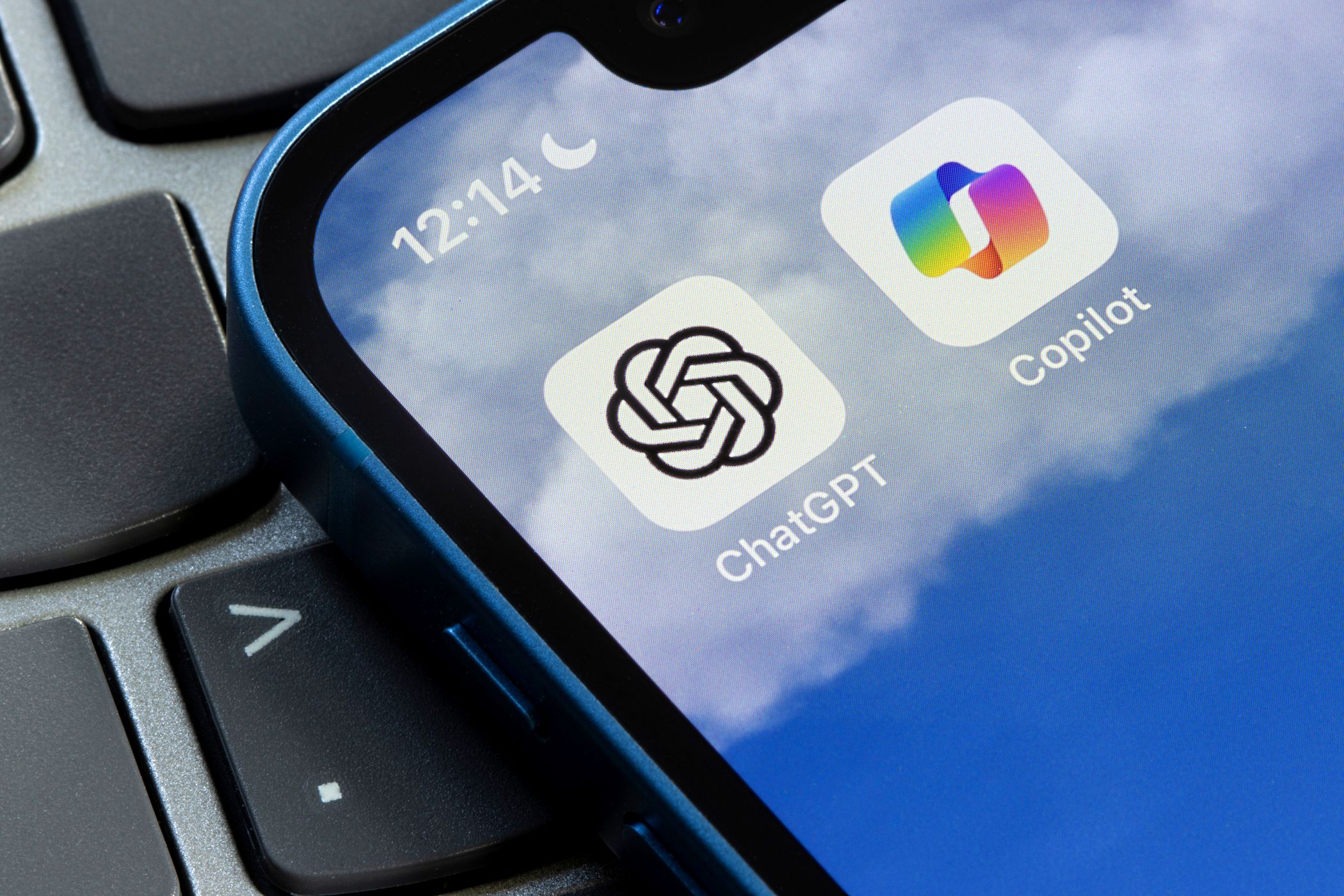 آرم های Microsoft Copilot و Chatgpt در صفحه تلفن های هوشمند.