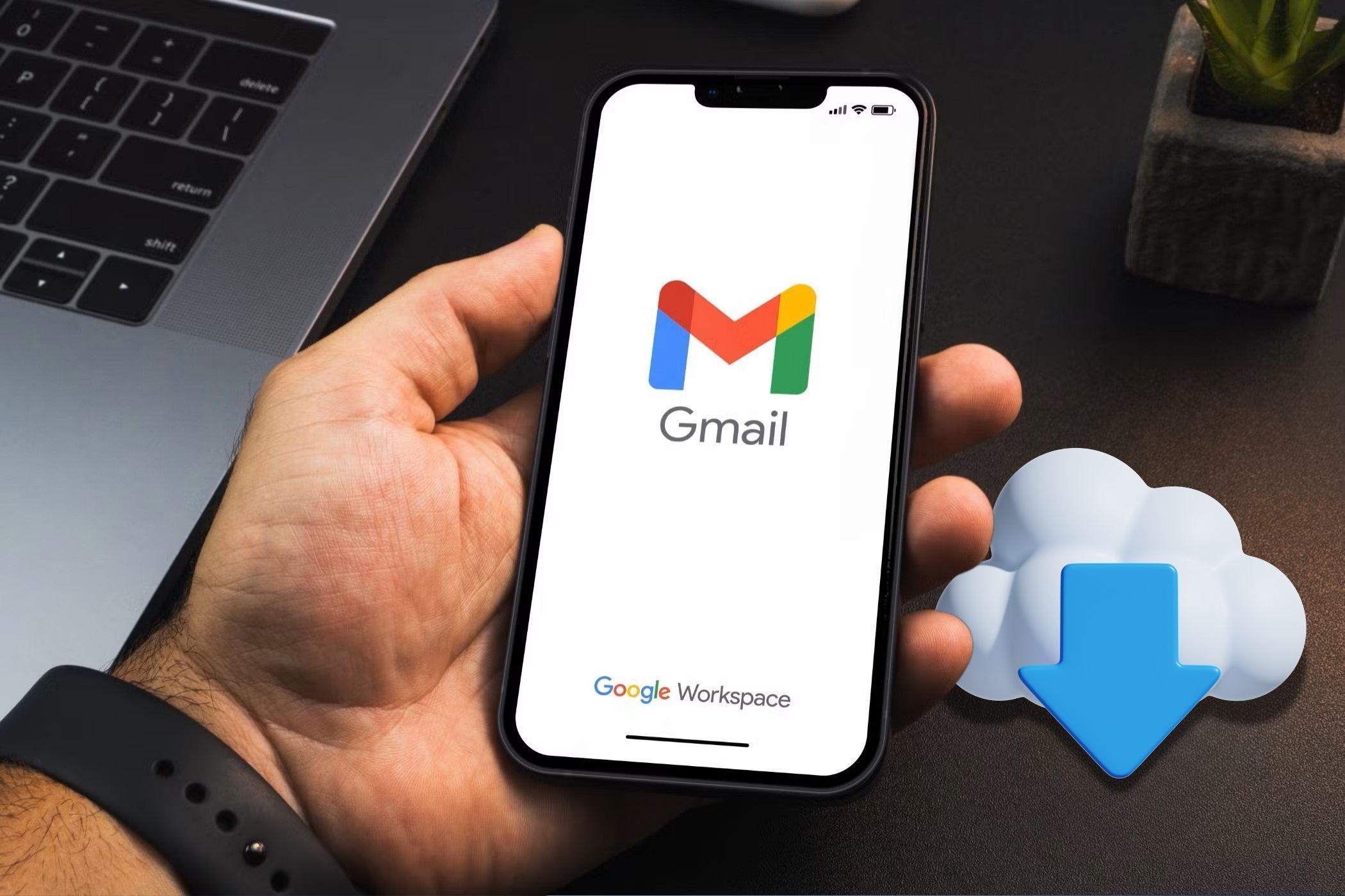 شخصی که تلفن را با نماد Gmail باز کرده و در آن بارگیری می کند
