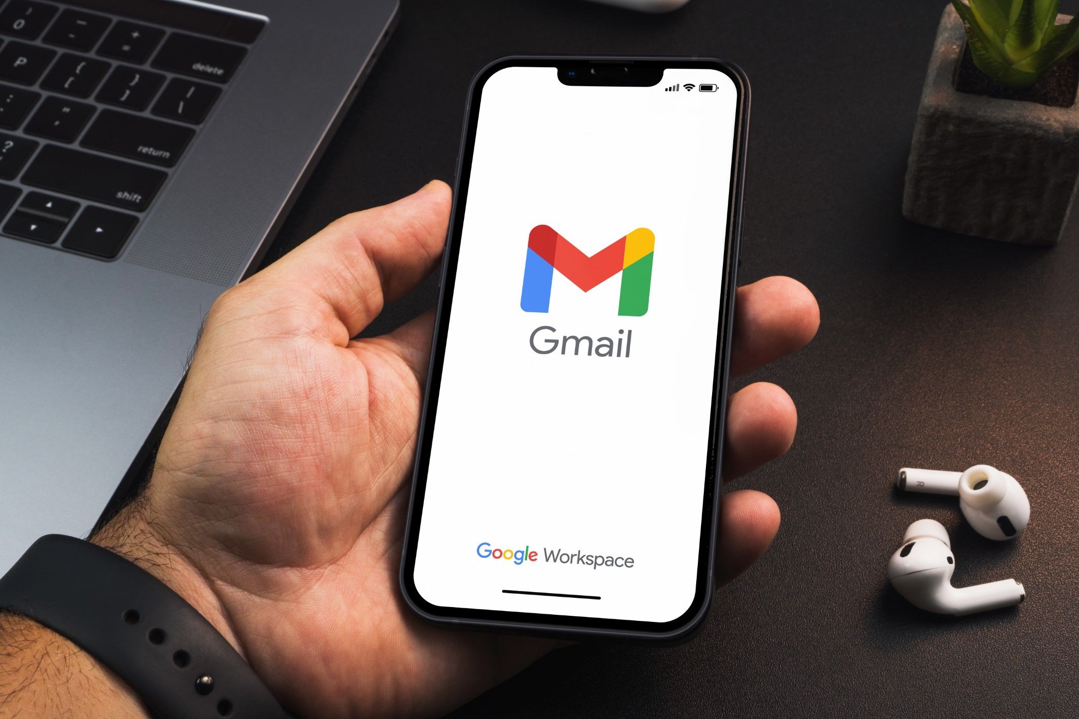 شخصی که تلفن را با Gmail در آن باز می کند