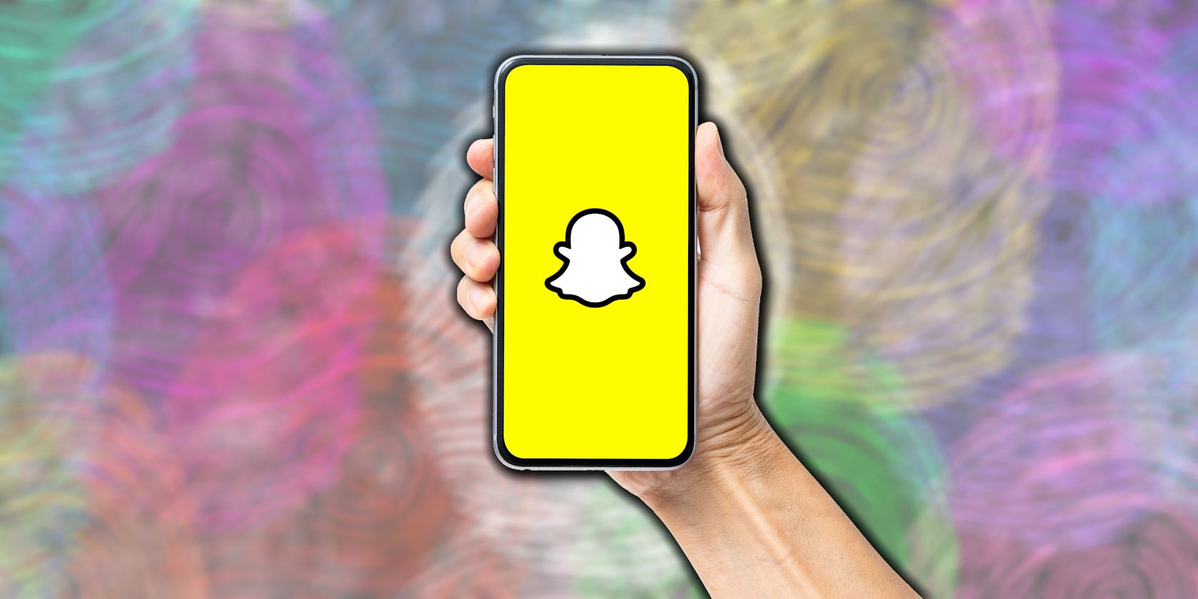 شخصی که تلفن هوشمند را نشان می دهد Snapchat را نشان می دهد