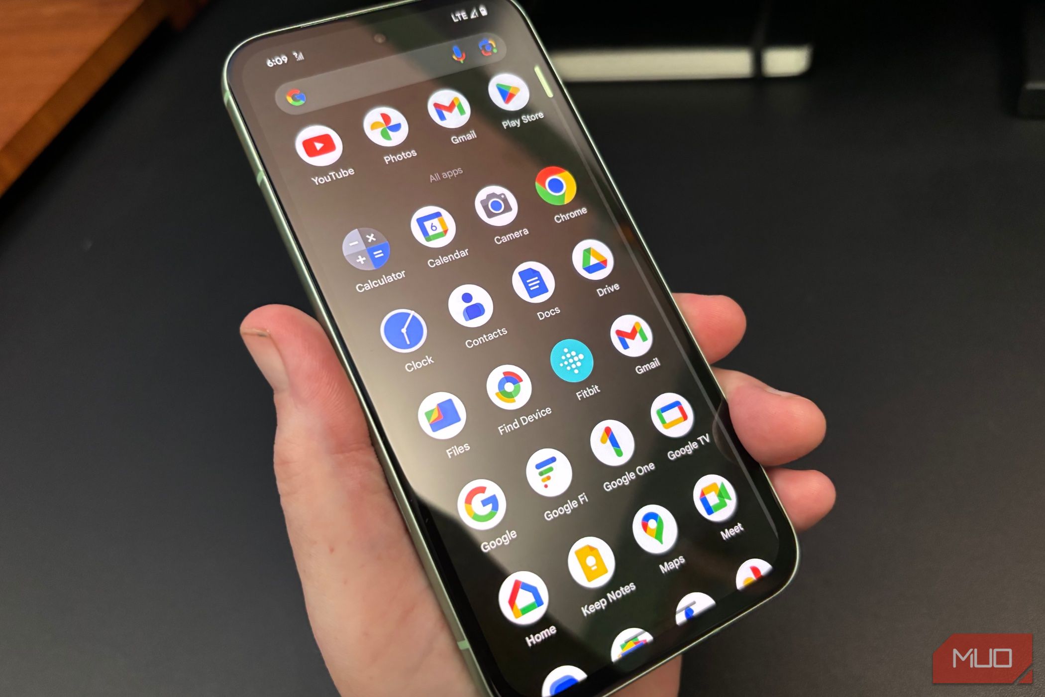 شخصی که Google Pixel 8A را نشان می دهد منوی برنامه ها را نشان می دهد
