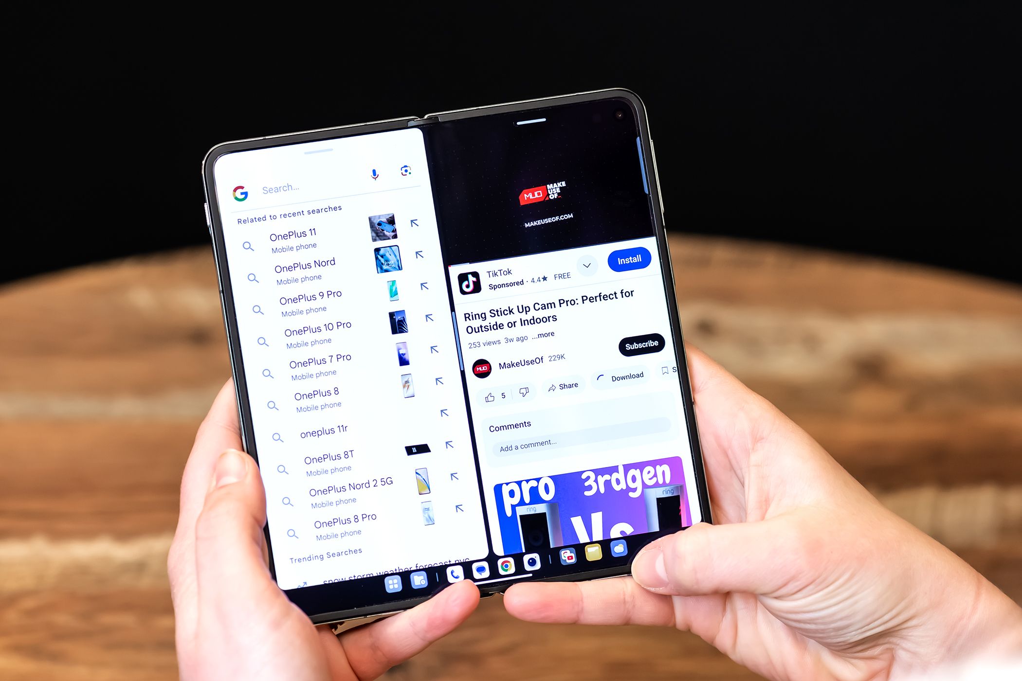 شخصی که از OnePlus در حالت صفحه تقسیم شده استفاده می کند