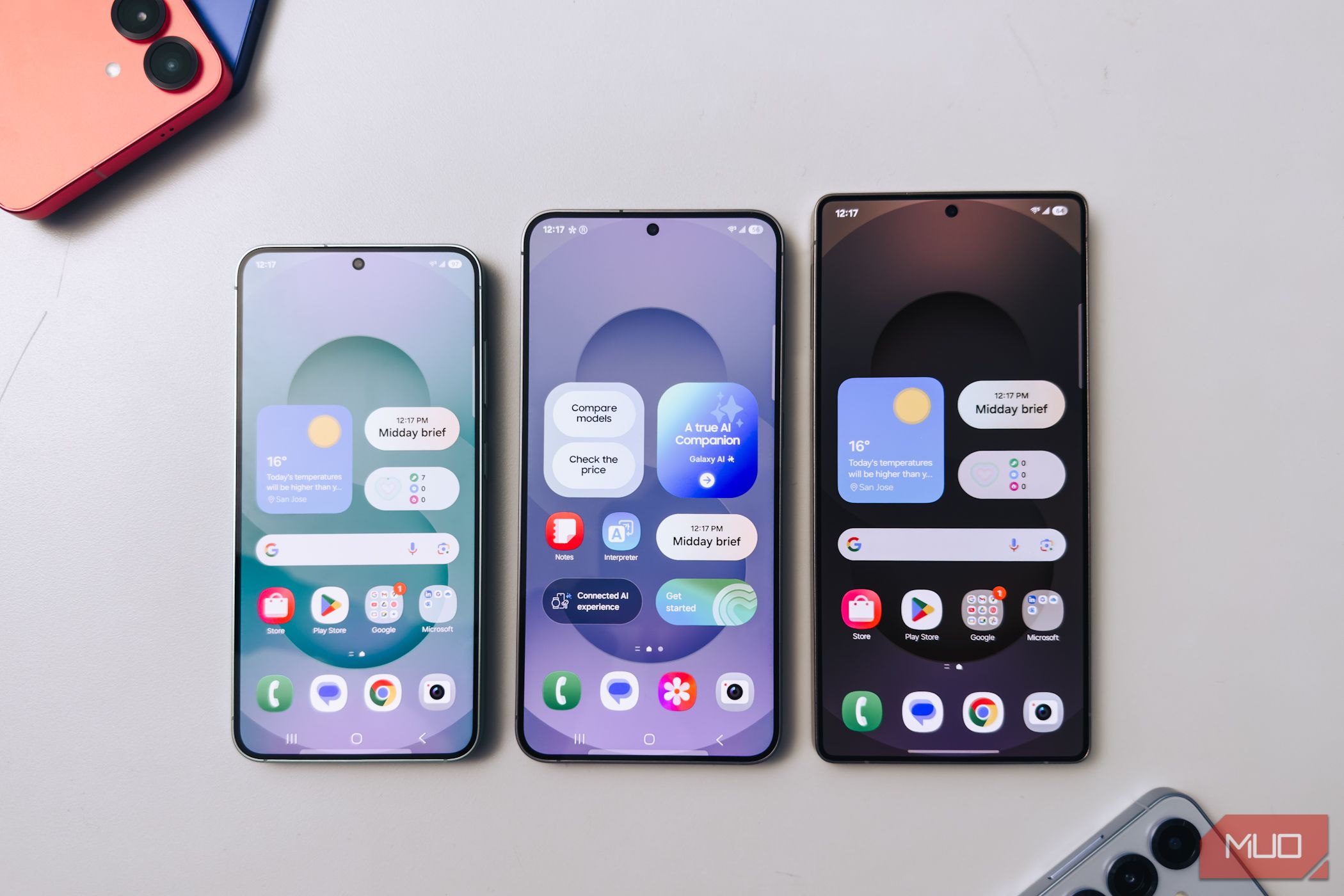 سری Samsung Galaxy S25 با صفحه نمایش خود روی میز سفید.