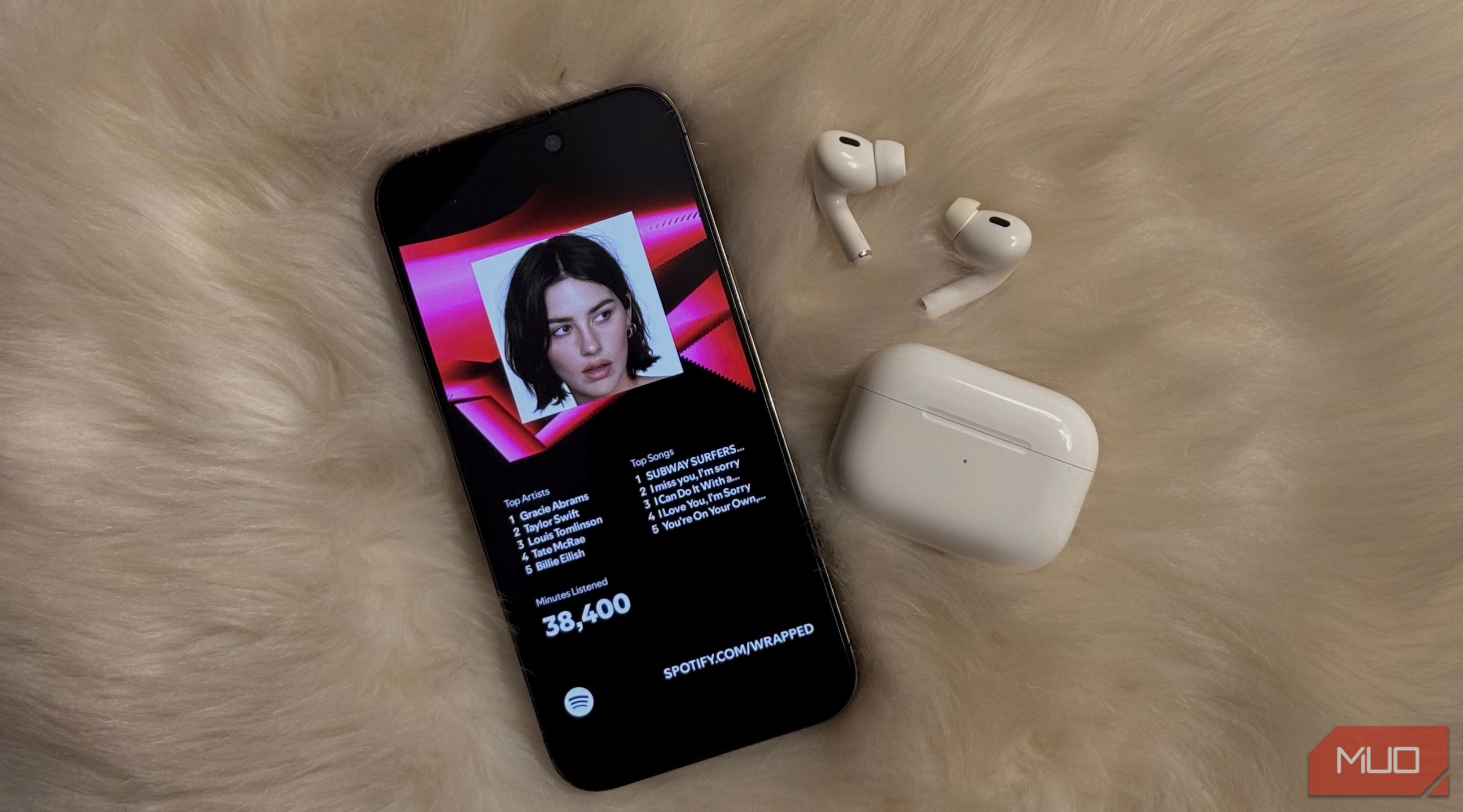 Spotify بسته بندی شده بر روی آیفون ، با AirPods در این نزدیکی
