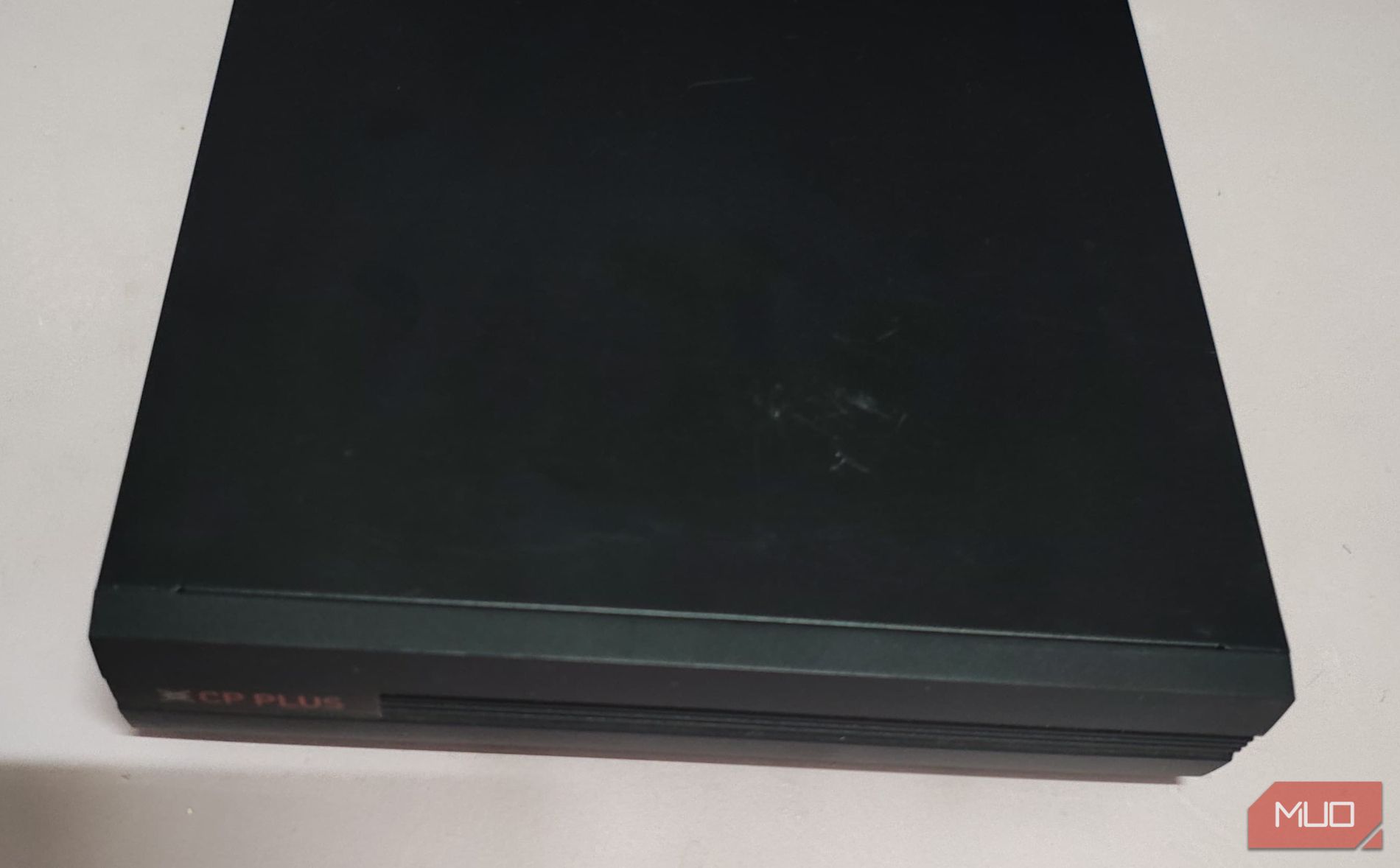 جعبه DVR روی یک میز سفید قرار می گیرد