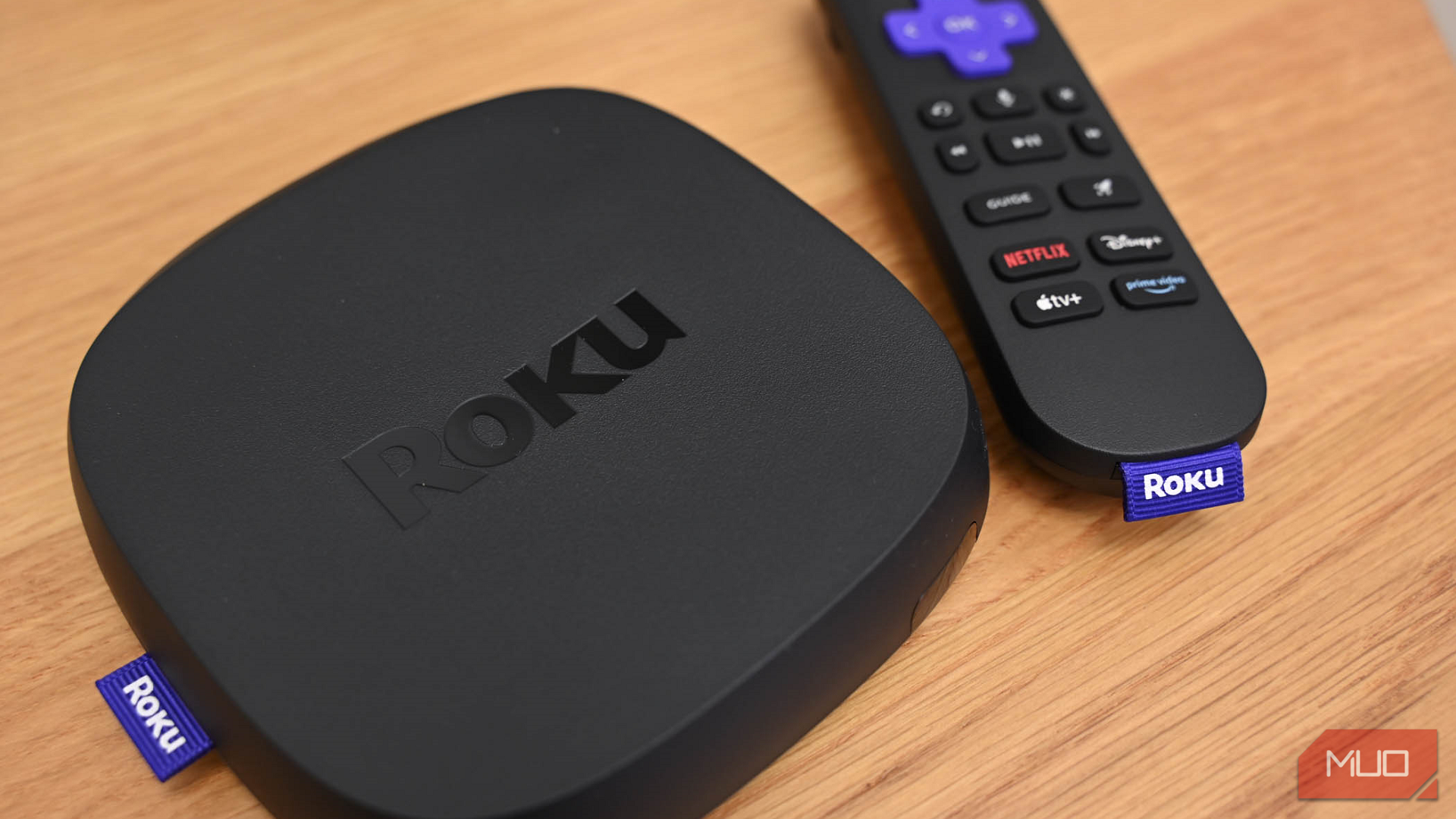 Roku Ultra در کنار Voice Remote Pro