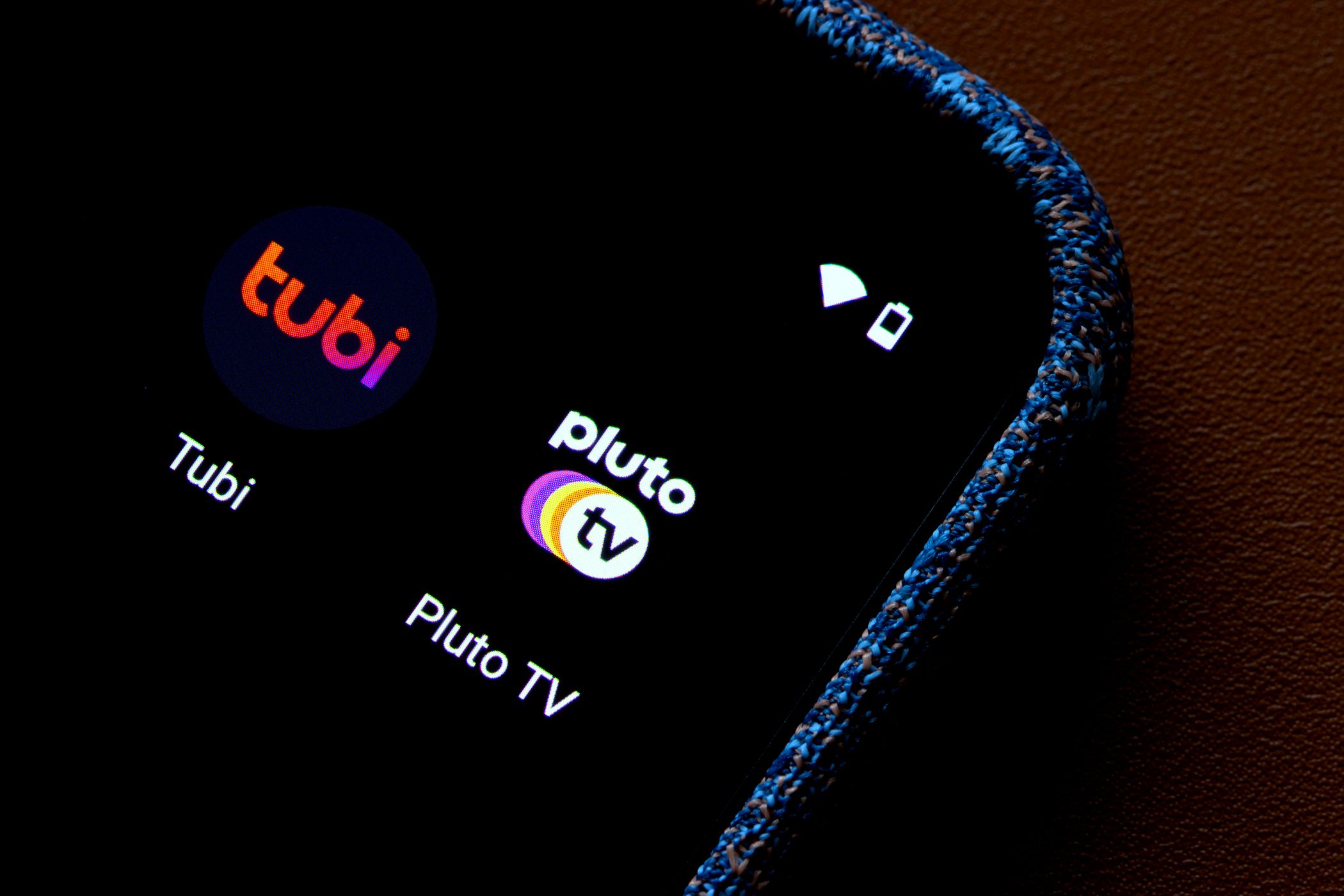آرم های Tubi و Pluto TV در صفحه تلفن هوشمند