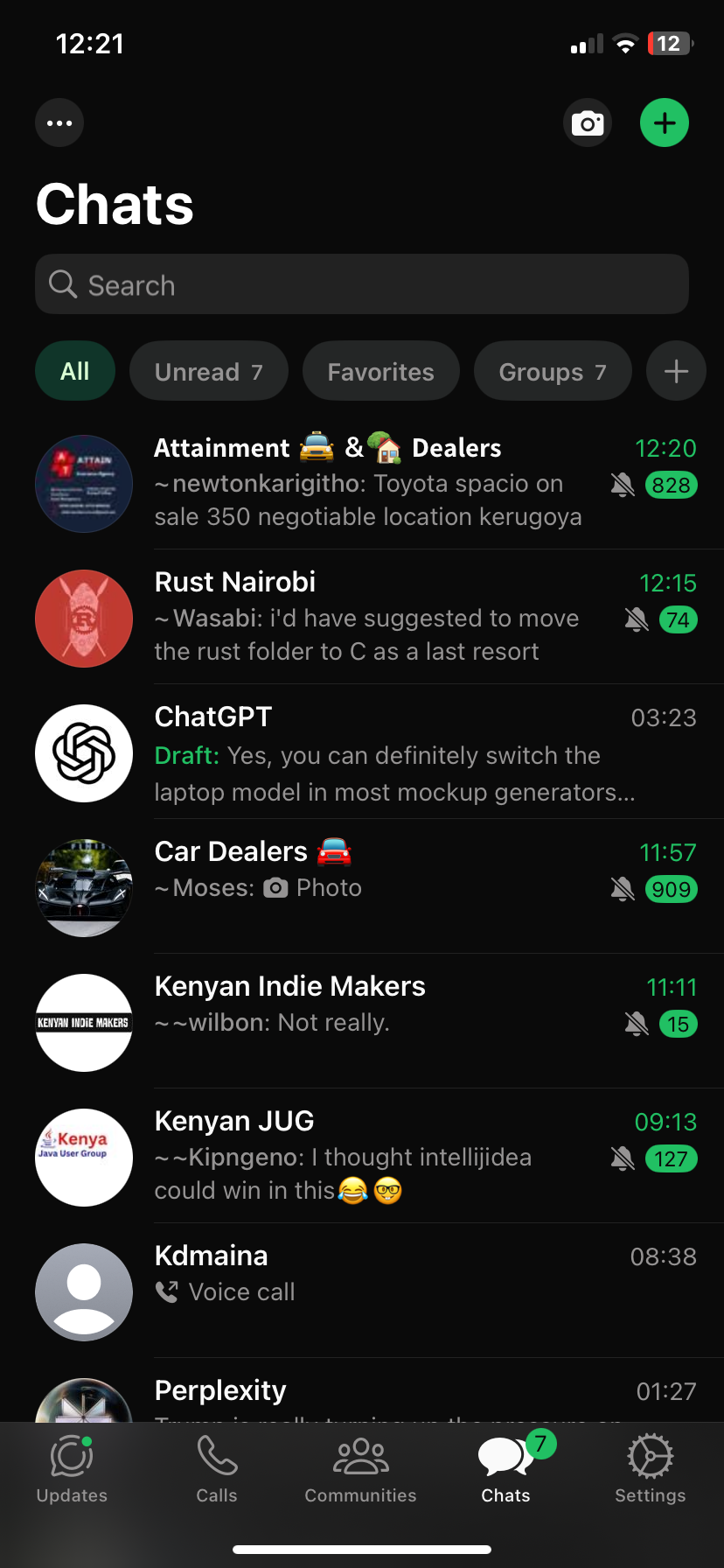 برگه چت های WhatsApp در iOS که پیام های افراد و گروه های مختلف را نشان می دهد