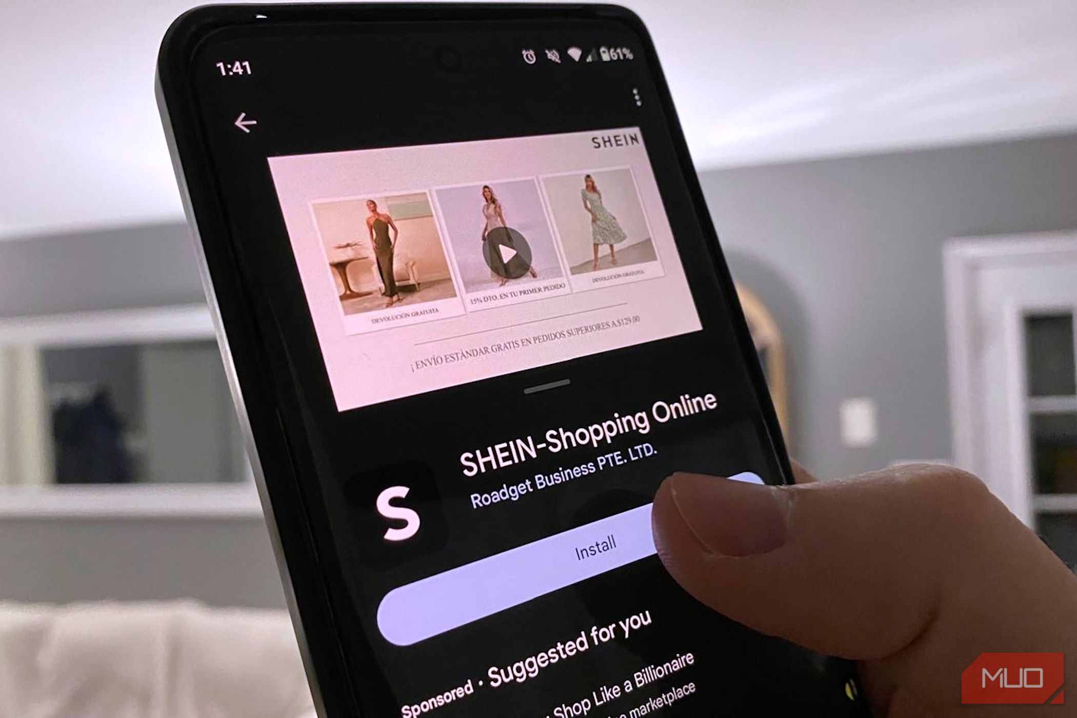 دست نگه داشتن تلفن ، در مورد بارگیری برنامه shein
