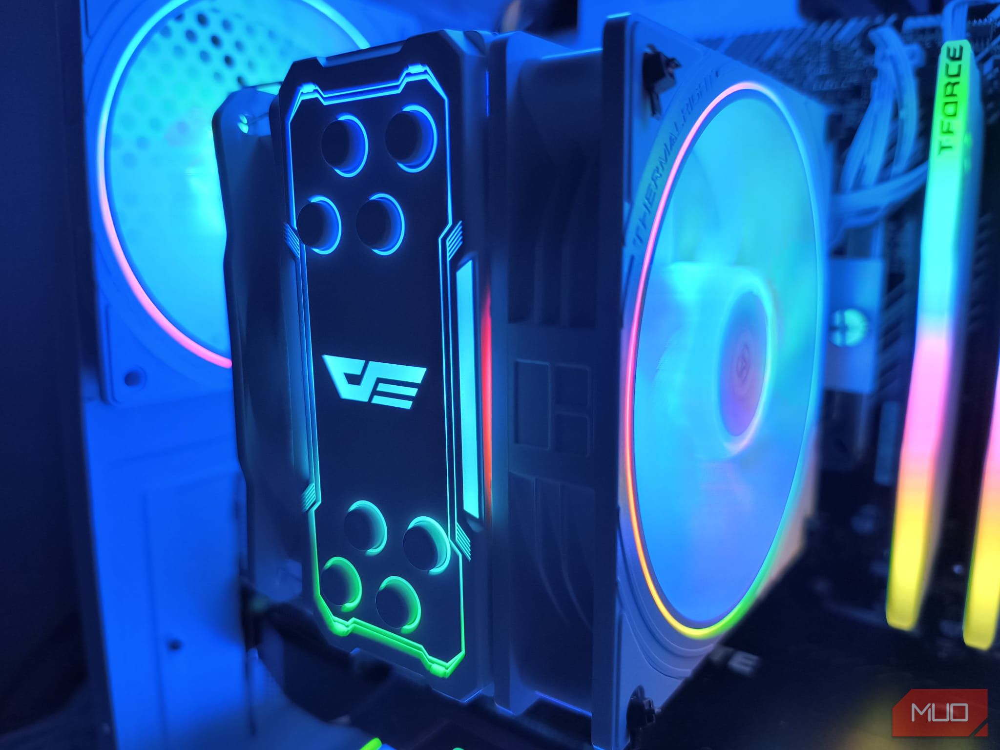 داخل یک رایانه ساخته شده سفارشی - شات دادن کولر CPU