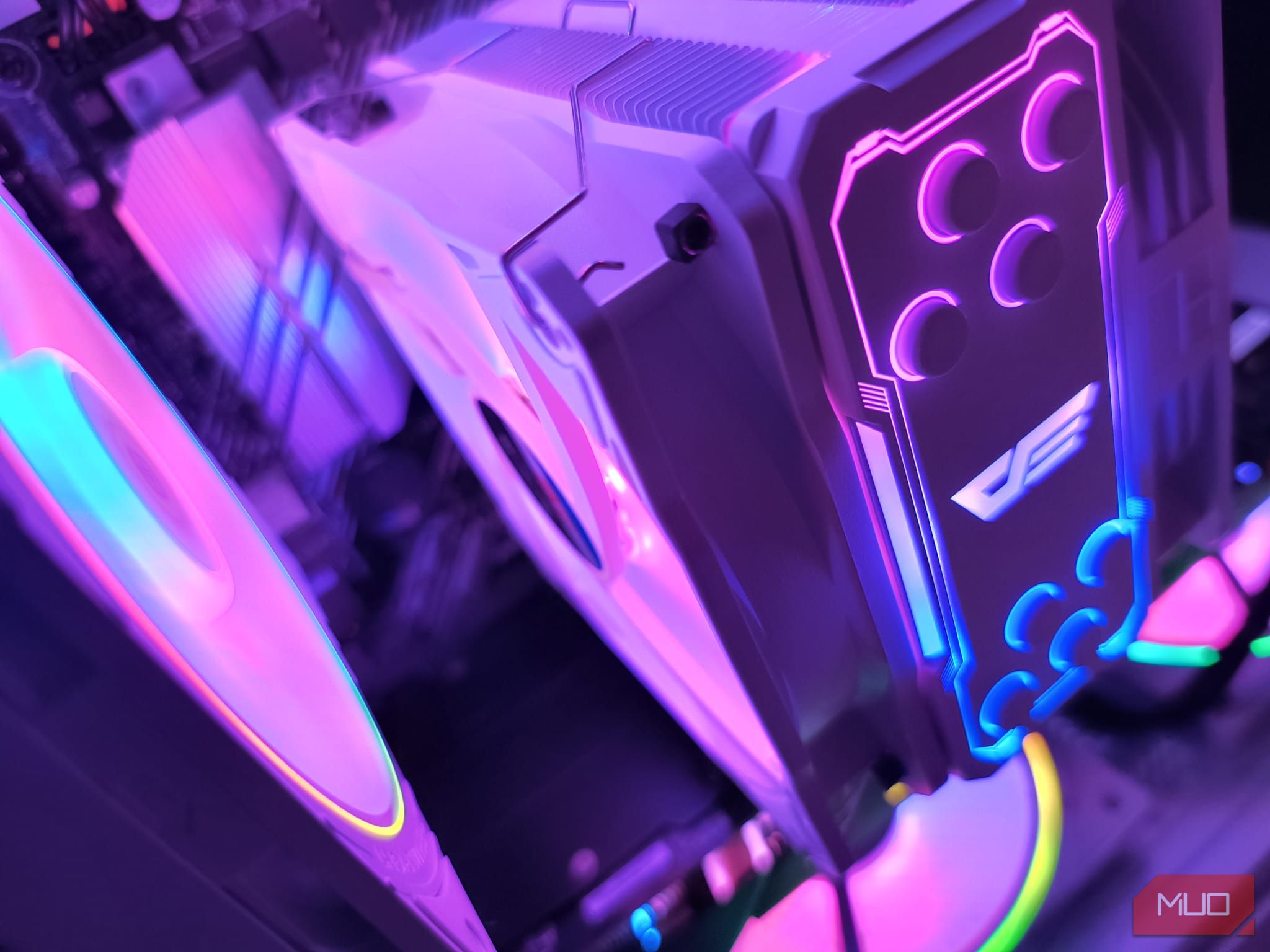 داخل یک رایانه ساخته شده سفارشی - شات دادن کولر CPU
