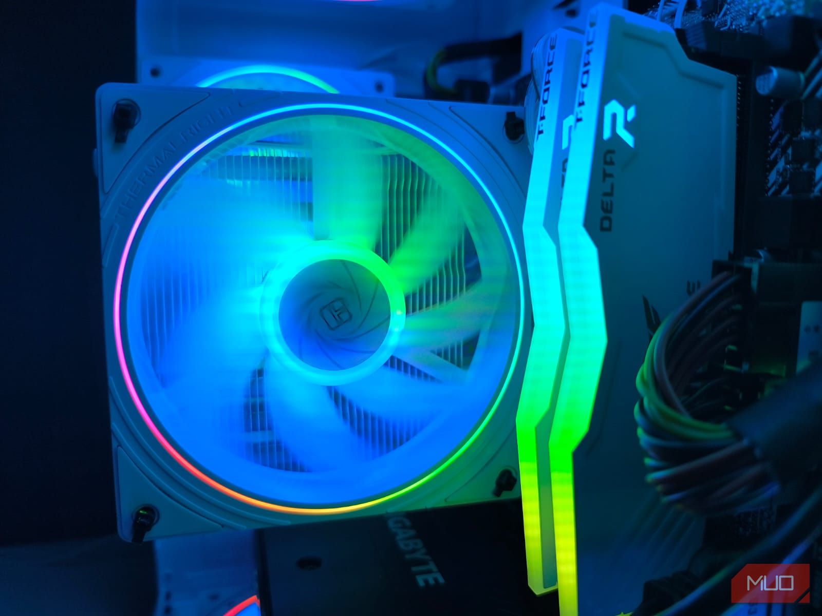 داخل یک رایانه ساخته شده سفارشی - نمایش های RGB RAM را نشان می دهد