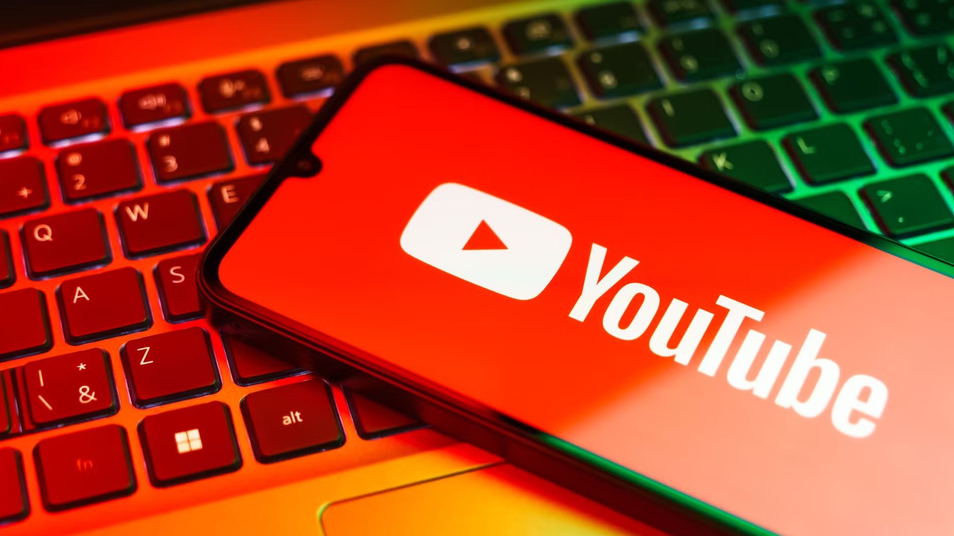 آرم YouTube در صفحه تلفن هوشمند.