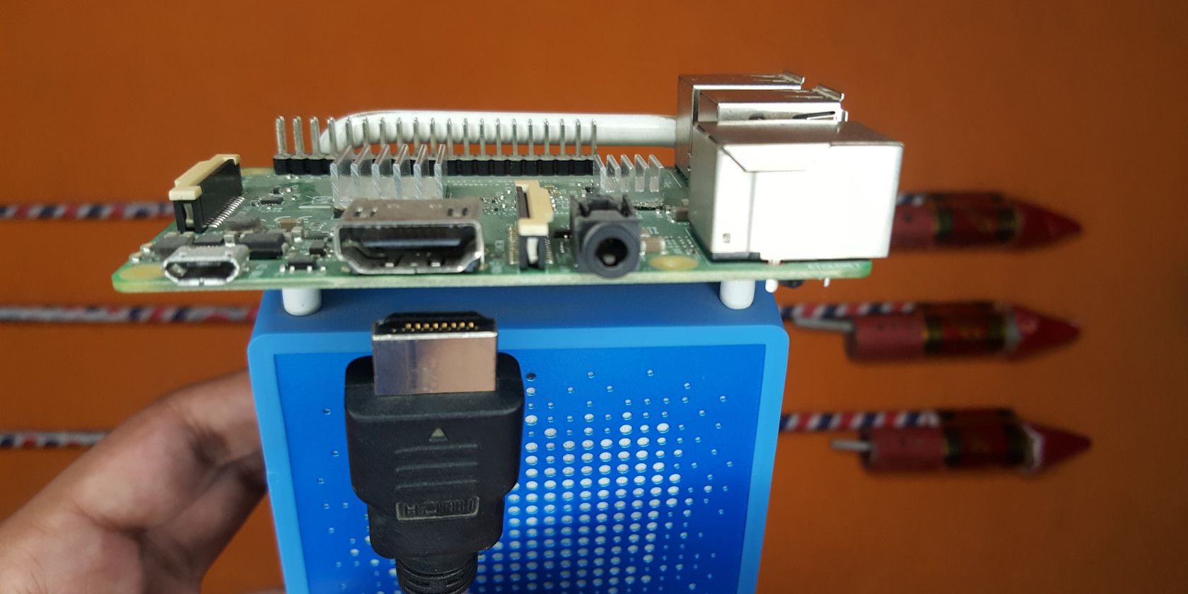 Raspberry Pi 3 با کابل HDMI و بلندگو