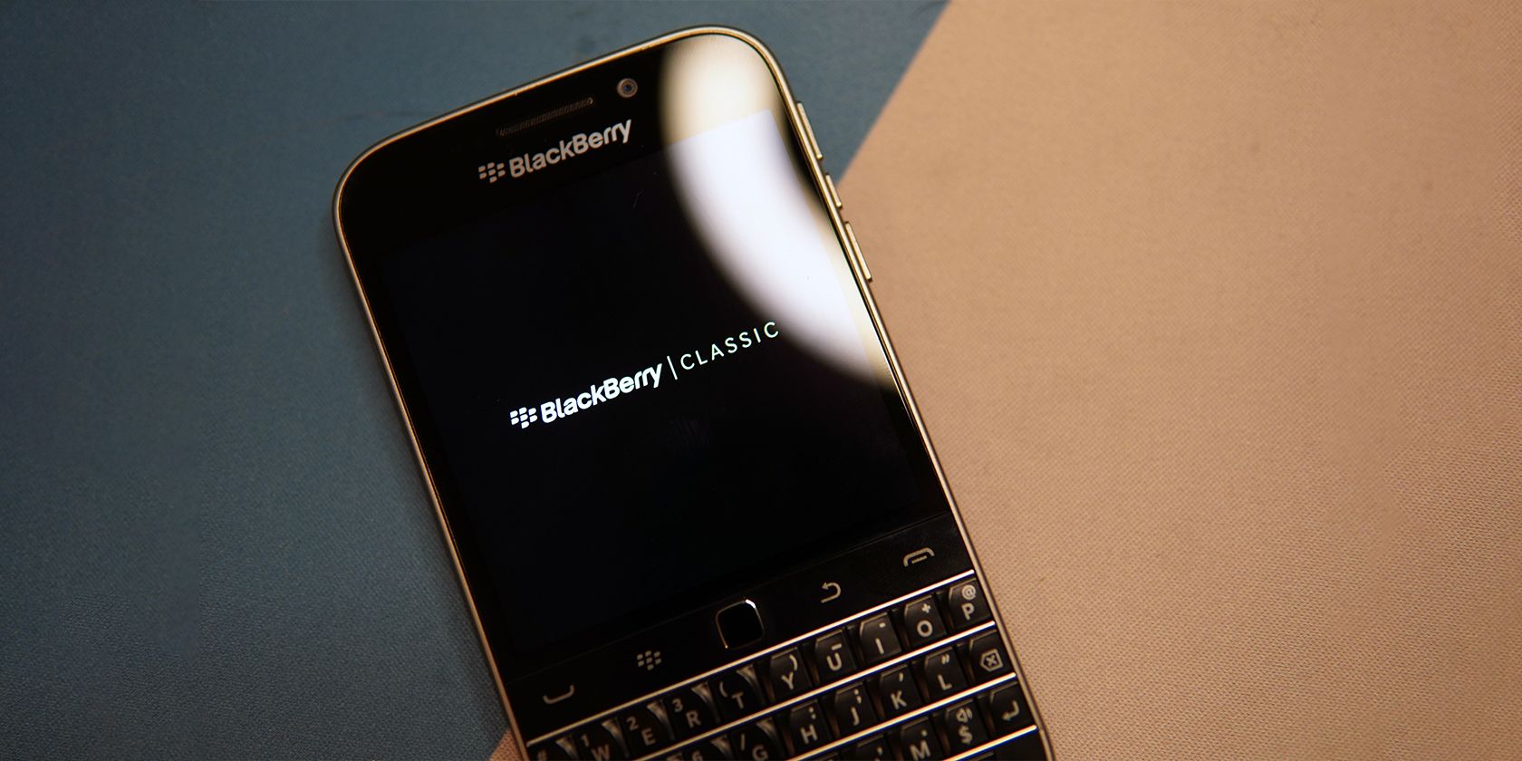 یک گوشی کلاسیک Blackberry