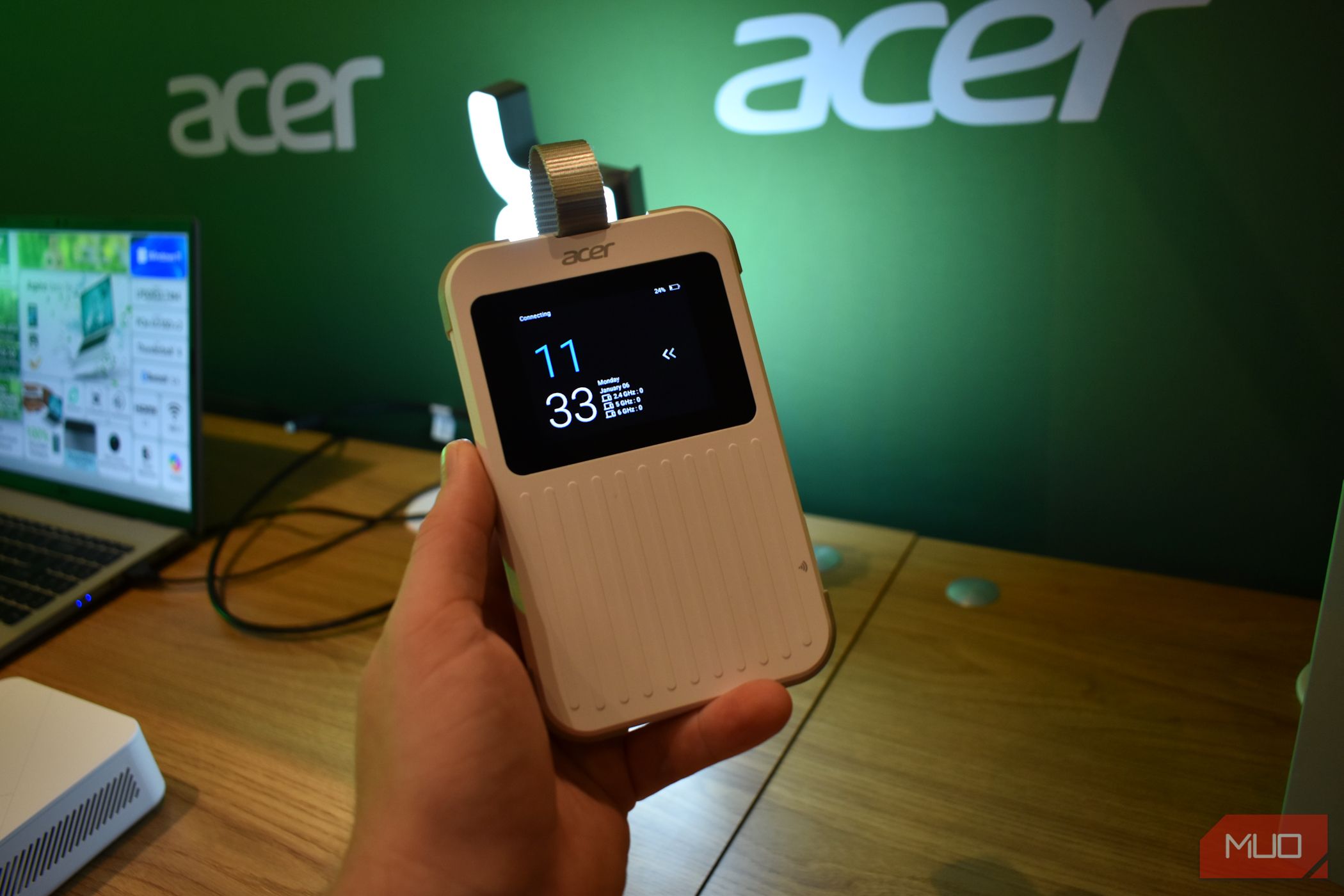 Acer Connect M6e 5G WiFi روتر در دست