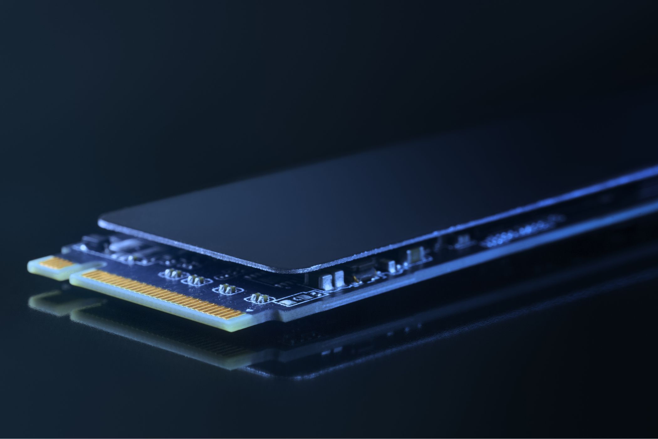 SSD M2 (M DOT 2) روی یک میز