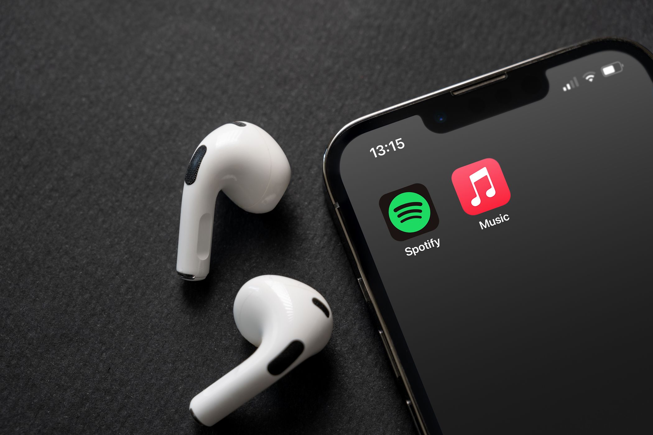 Apple Music و آرم های Spotify در تلفن هوشمند