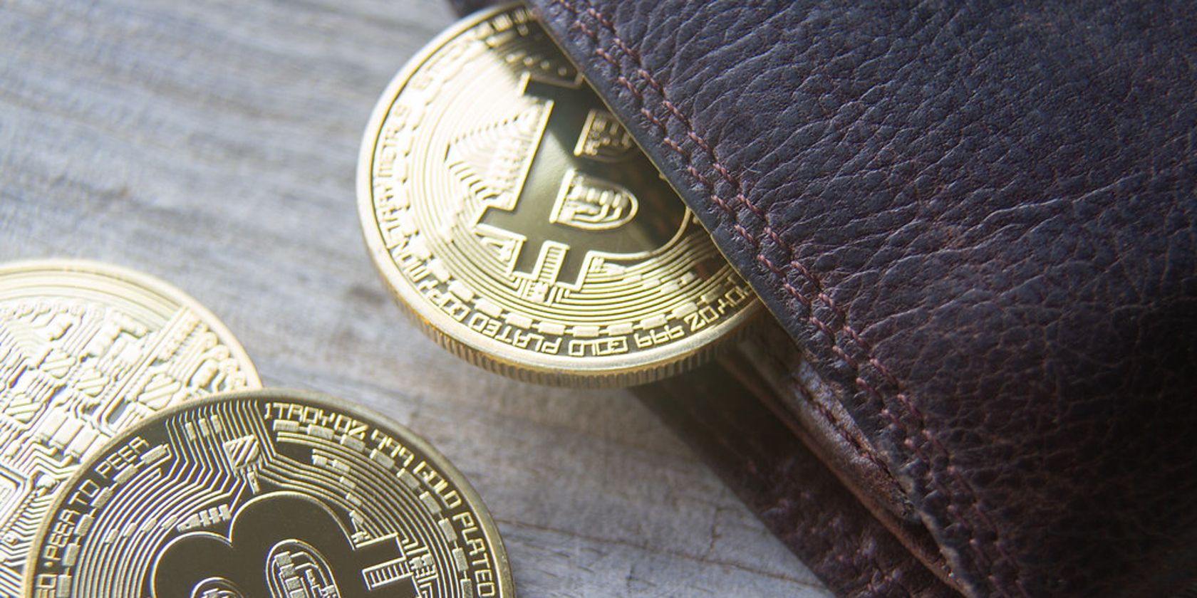 Cryptocurrency Bitcoin در کنار کیف پول
