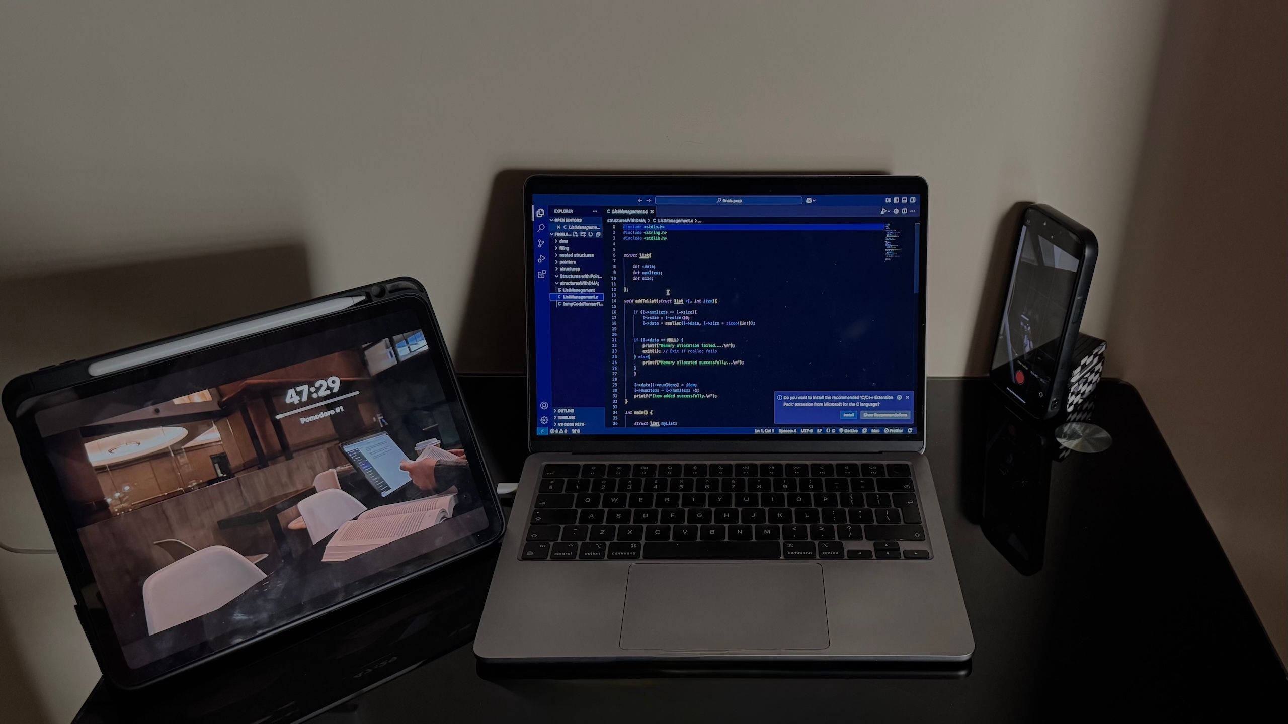 میز با iPad ، iPhone و MacBook