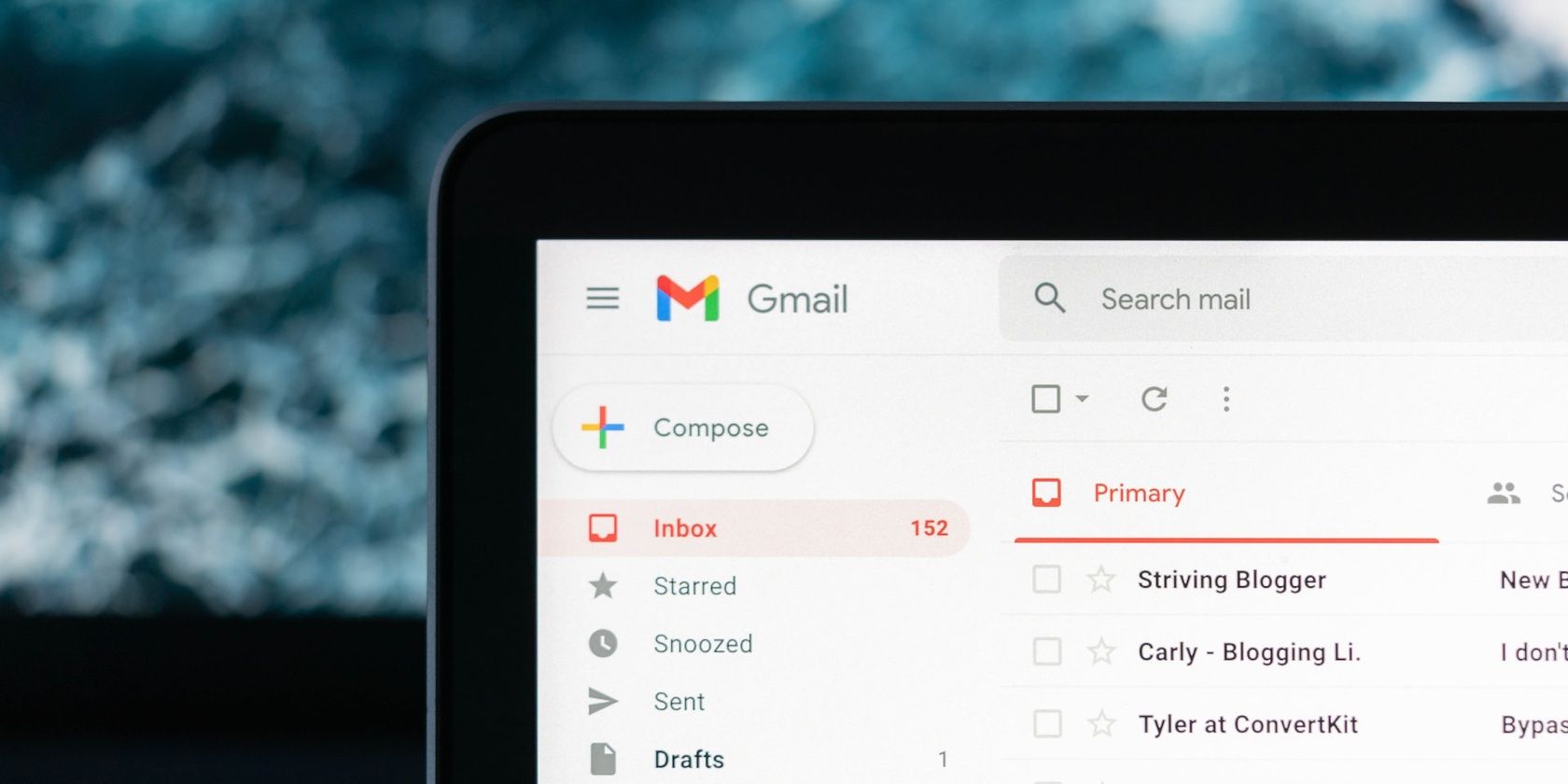 بخشی از صفحه نمایش لپ تاپ که داشبورد Gmail را نشان می دهد