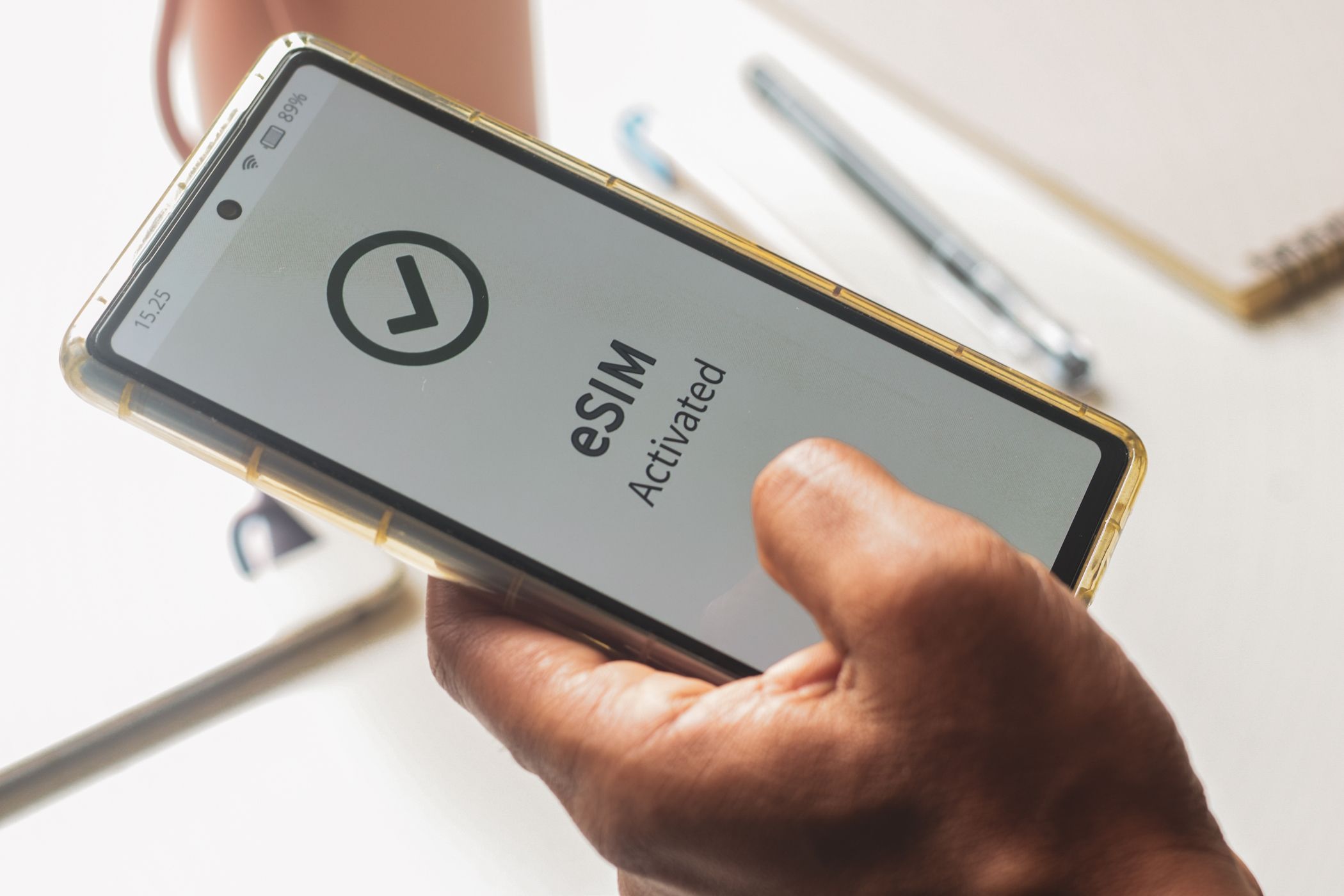 ESIM صفحه نمایش را روی یک تلفن اندرویدی فعال کرد