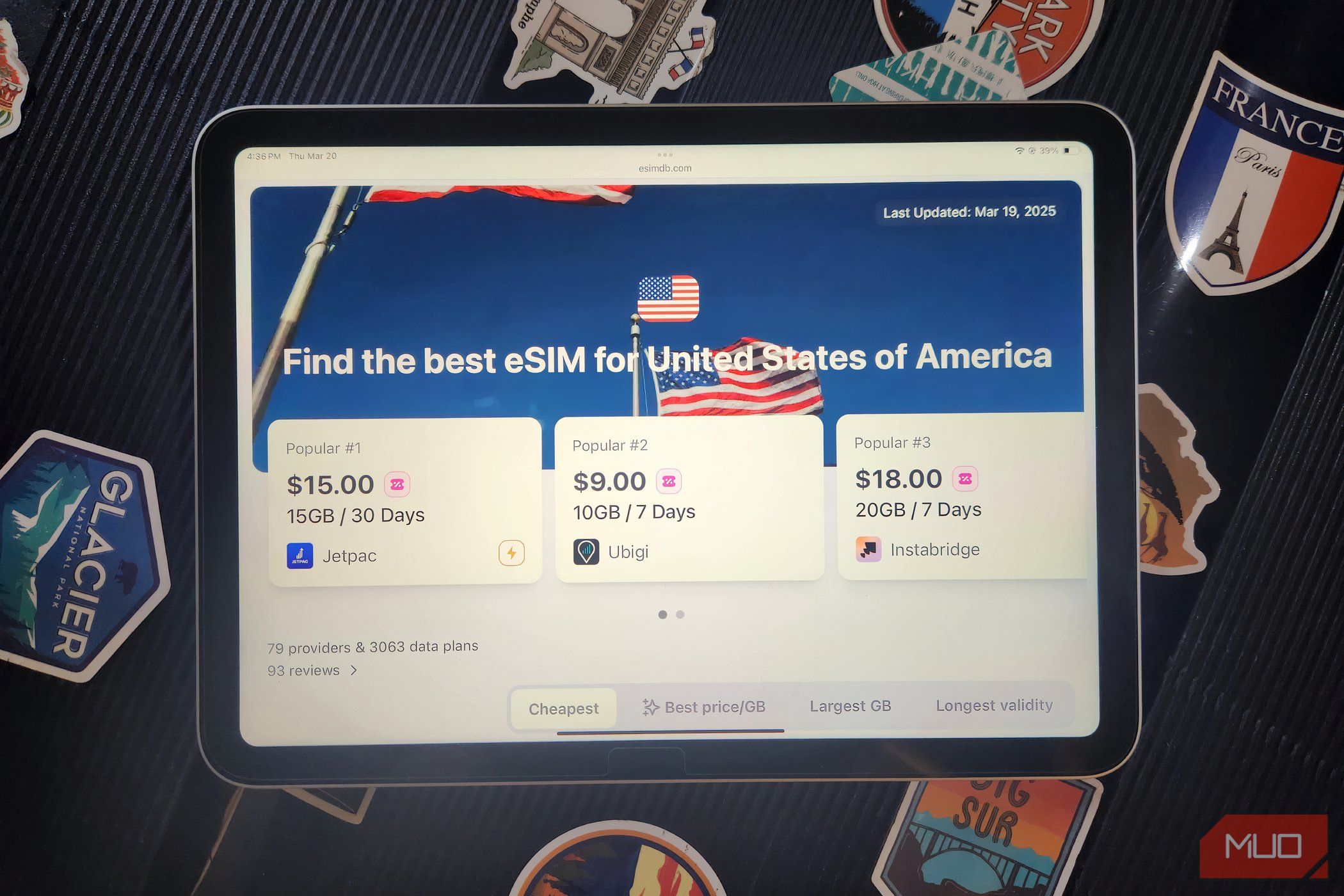 وب سایت ESIM در و iPad با چمدان.