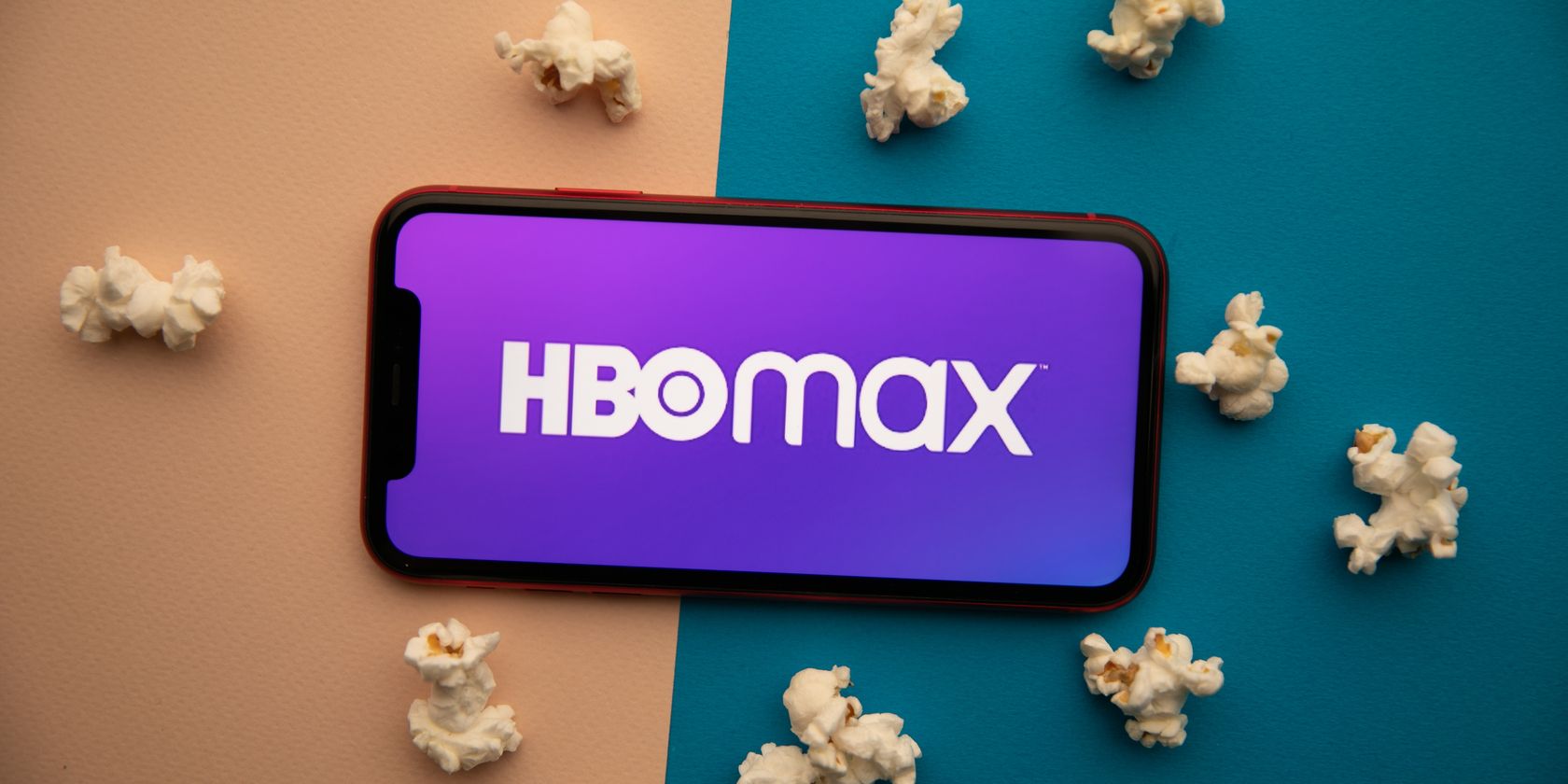 آرم HBO Max روی تلفن با پاپ کورن در پس زمینه