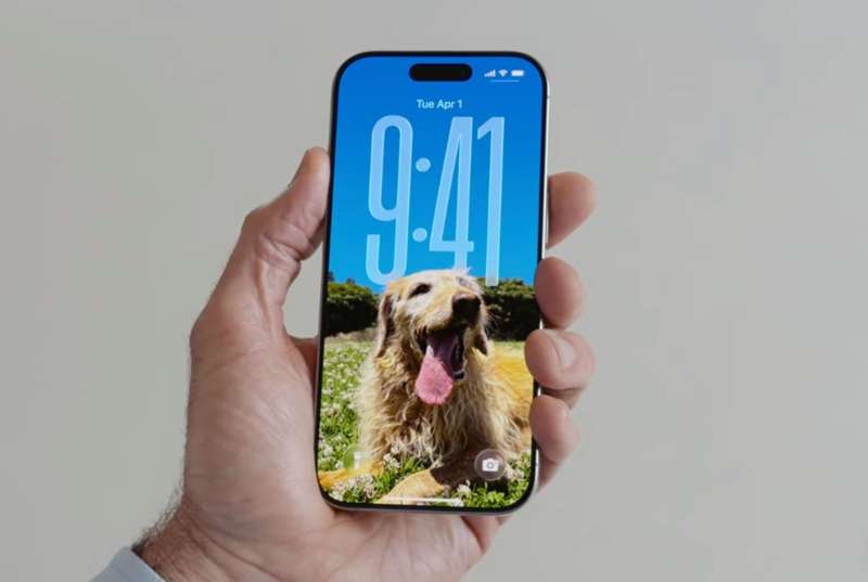 صفحه قفل iOS 16 با ساعت بزرگ