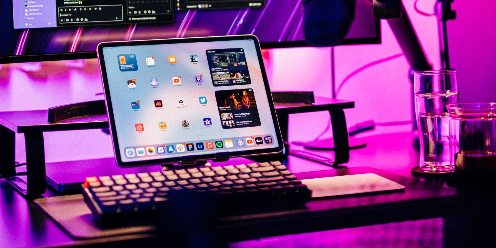 iPad روی میز کنار صفحه کلید