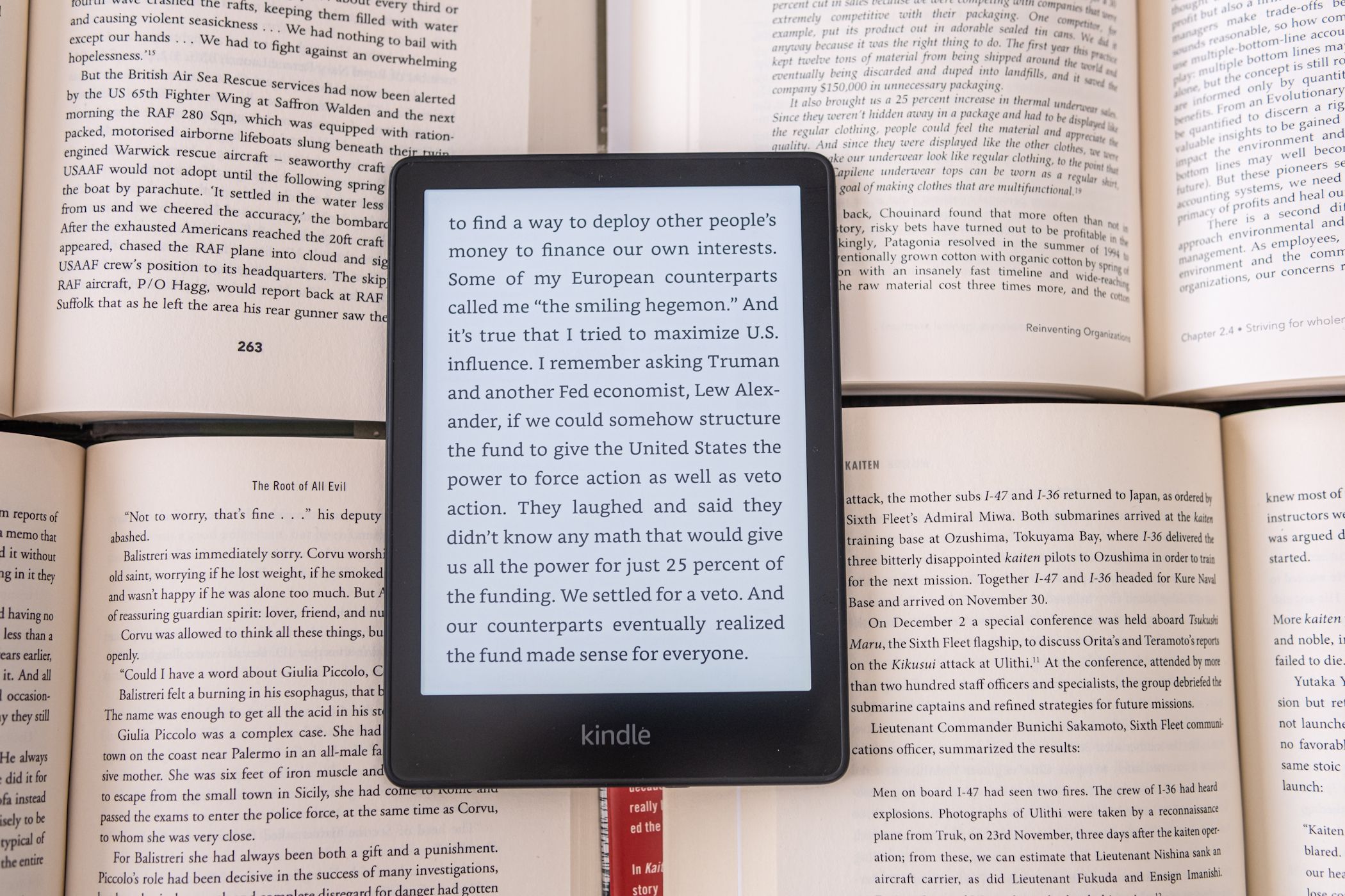 Kindle ereader روی شمع کتابهای باز که متن را نشان می دهد