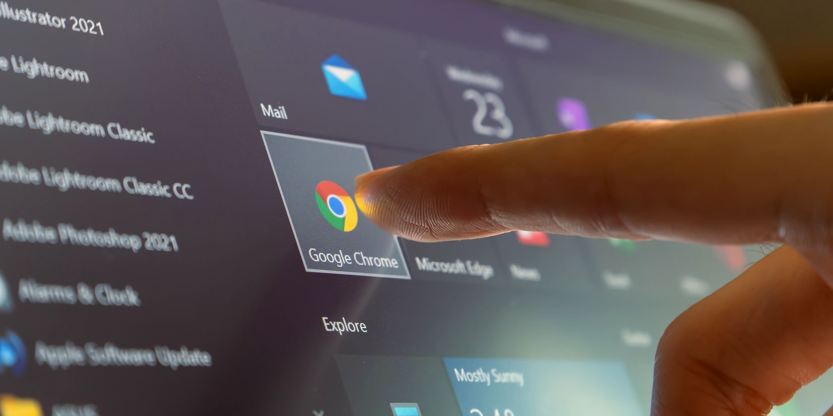 شخصی که آرم Google Chrome را روی دستگاه صفحه لمسی فشار می دهد