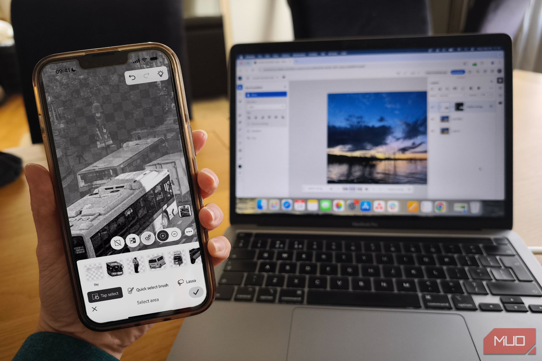 برنامه تلفن همراه Photoshop و برنامه وب در MacBook