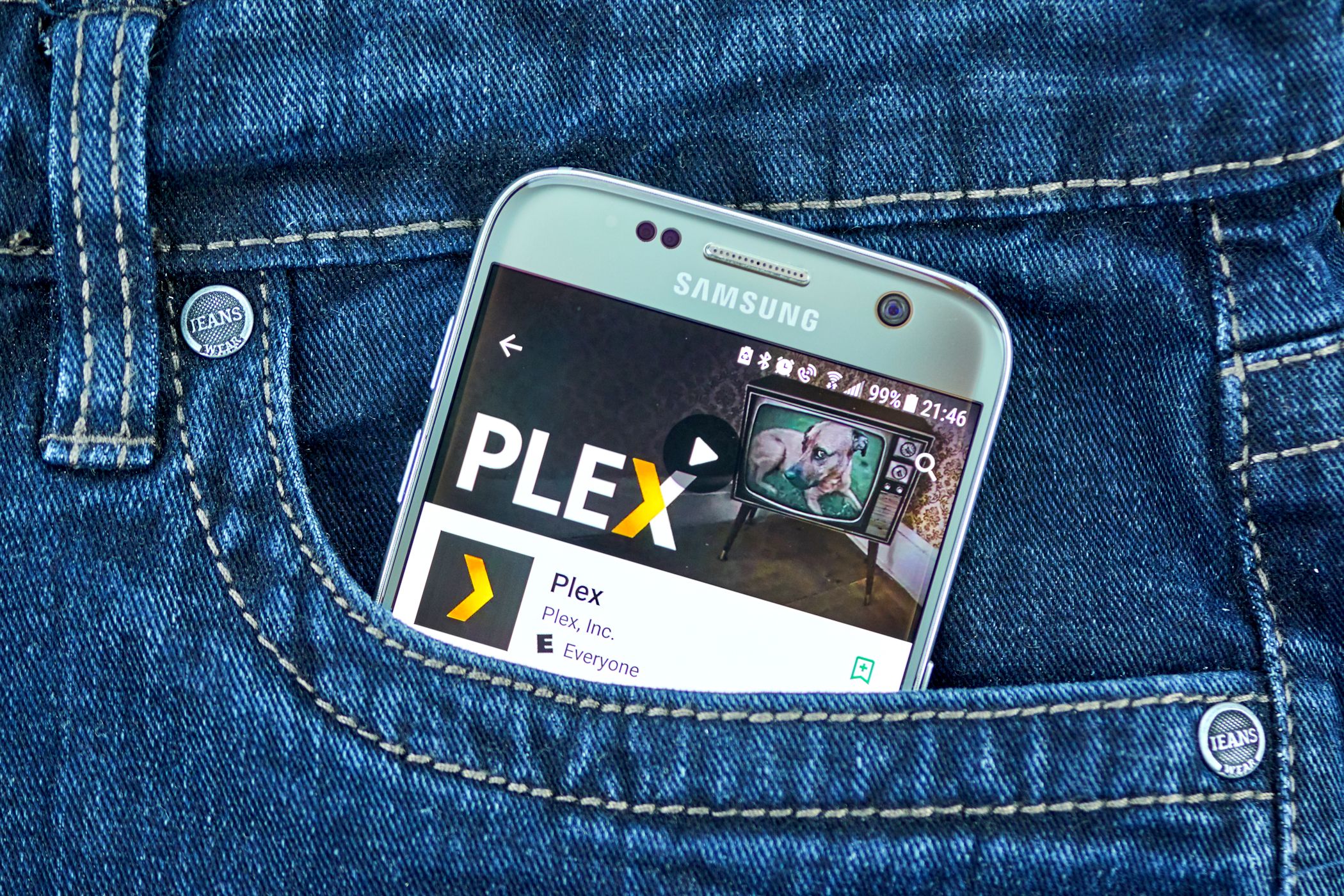 plex در صفحه گوشی هوشمند در جیب جین جین