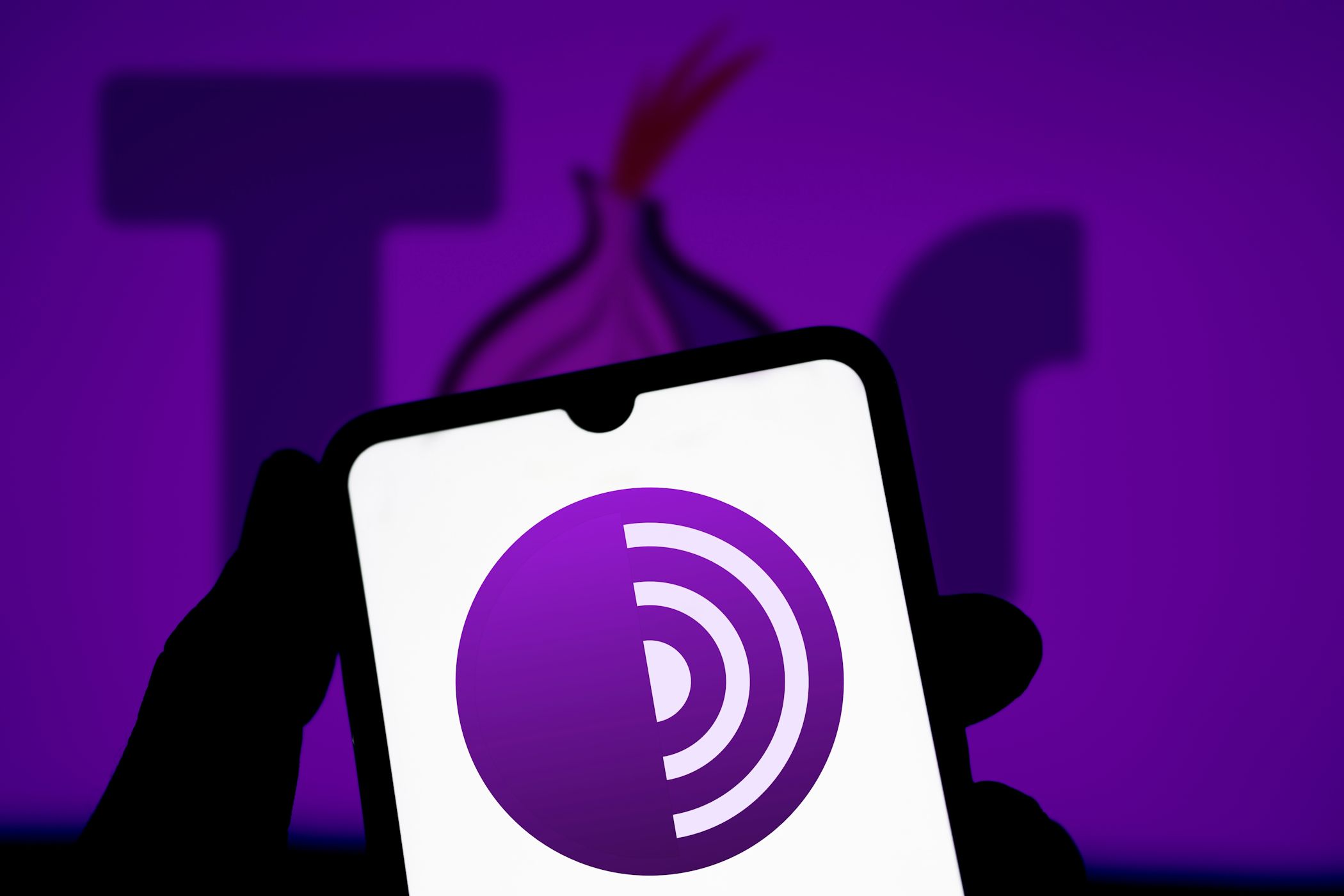 آرم مرورگر TOR در پس زمینه تور بنفش