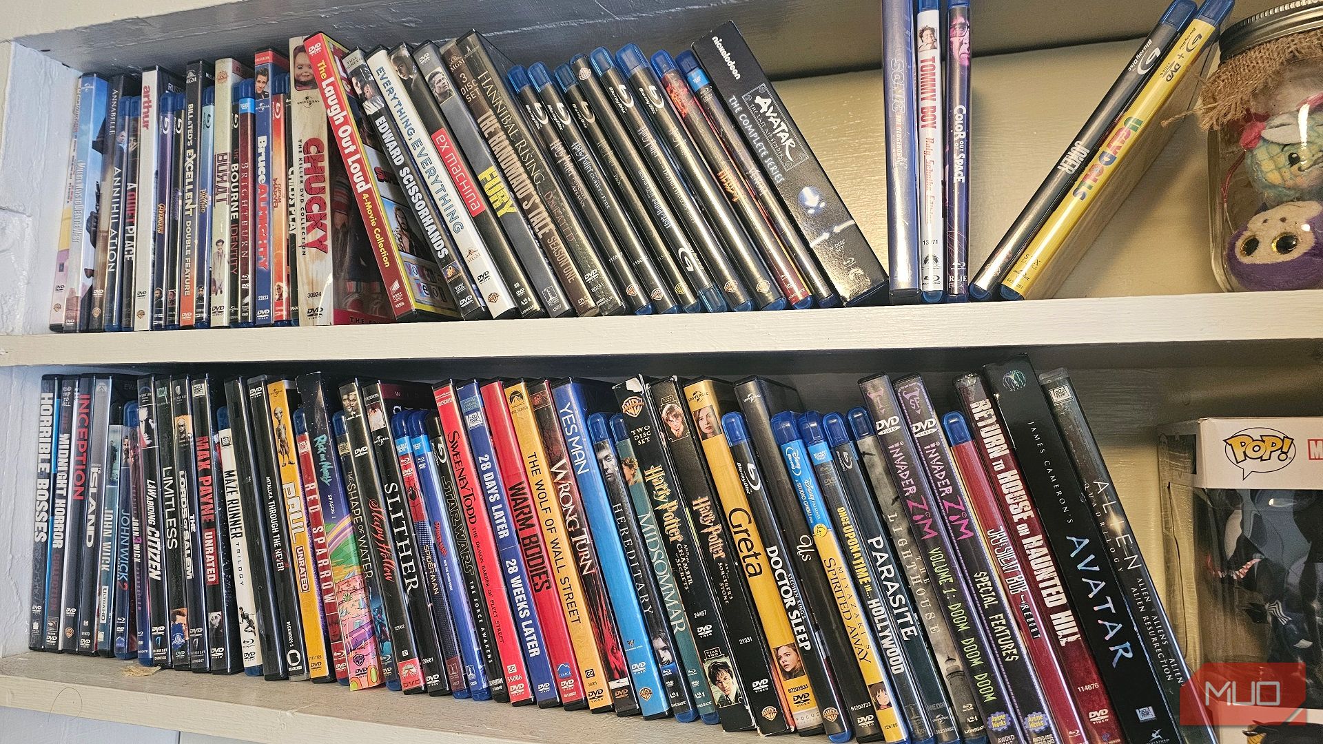 دو قفسه با ردیف DVD و Blu-rays