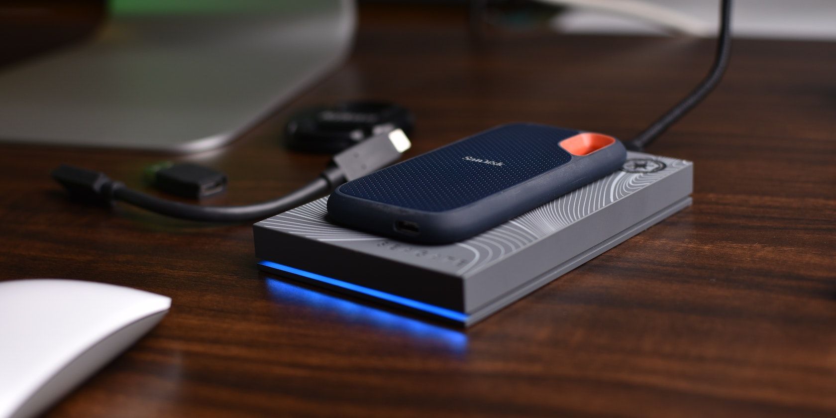 ذخیره سازی USB SSD خارجی روی یک میز