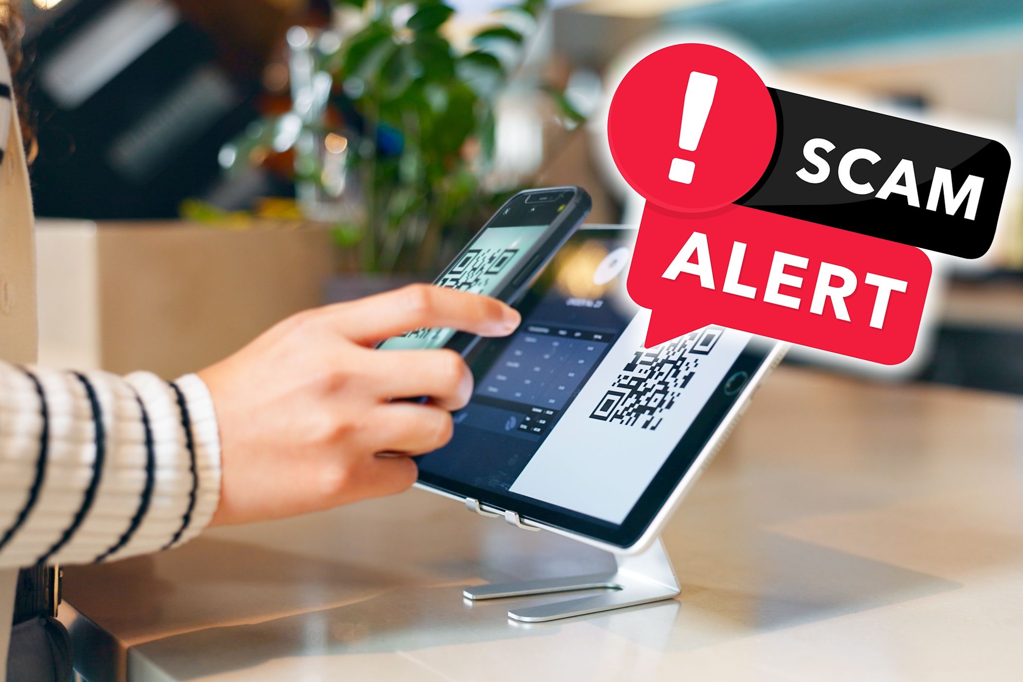 زن با استفاده از کد QR در کلاهبرداری اسکنر پرداخت می کند